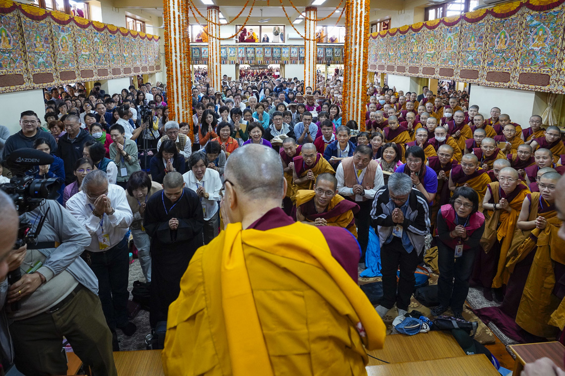 Дээрхийн Гэгээнтэн Далай Лам номын айлдварын 3 дахь өдөр морилон ирж байгаа нь. Энэтхэг, ХП, Дарамсала. 2019.10.05. Гэрэл зургийг Тэнзин Жампел.