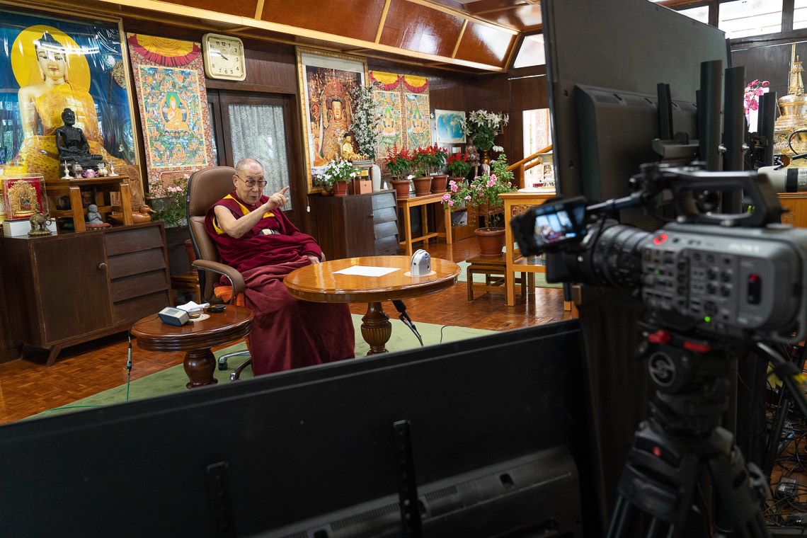 Дээрхийн Гэгээнтэн Далай Лам Мексикийн кино жүжигчин Дербезтэй цахим сүлжээгээр ярилцаж байгаа нь. Энэтхэг, ХП, Дарамсала. 2020.09.22. Зургийг Тэнзин Жампел. 