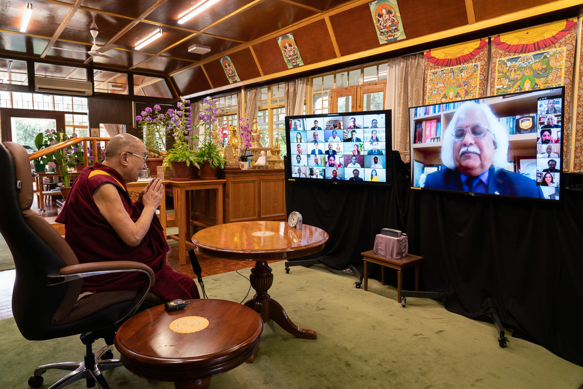 Дээрхийн Гэгээнтэн Далай Лам Амити их сургуулийн удирдлагатай цахим сүлжээгээр ярилцаж байгаа нь. Энэтхэг, ХП, Дарамсала. 2020.06.26. Зургийг Тэнзин Жампел.