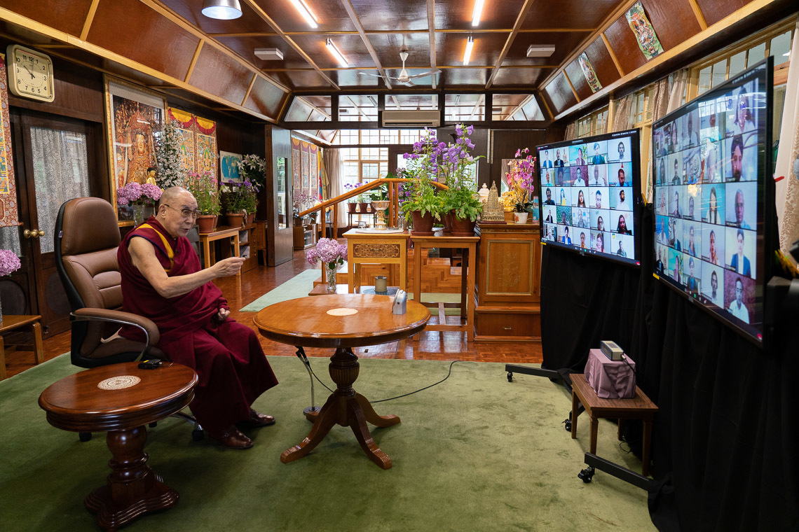 Дээрхийн Гэгээнтэн Далай Лам Амити их сургуулийн багш, оюутан нартай цахим сүлжээгээр ярилцаж байгаа нь. Энэтхэг, ХП, Дарамсала. 2020.06.26. Зургийг Тэнзин Жампел.