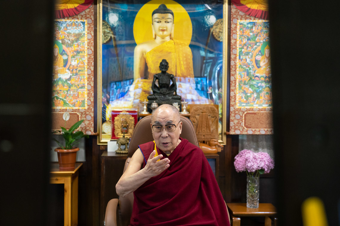 Дээрхийн Гэгээнтэн Далай Лам Амити их сургуулийн багш нартай цахим сүлжээгээр ярилцав. Энэтхэг, ХП, Дарамсала. 2020.06.26. Зургийг Тэнзин Жампел.
