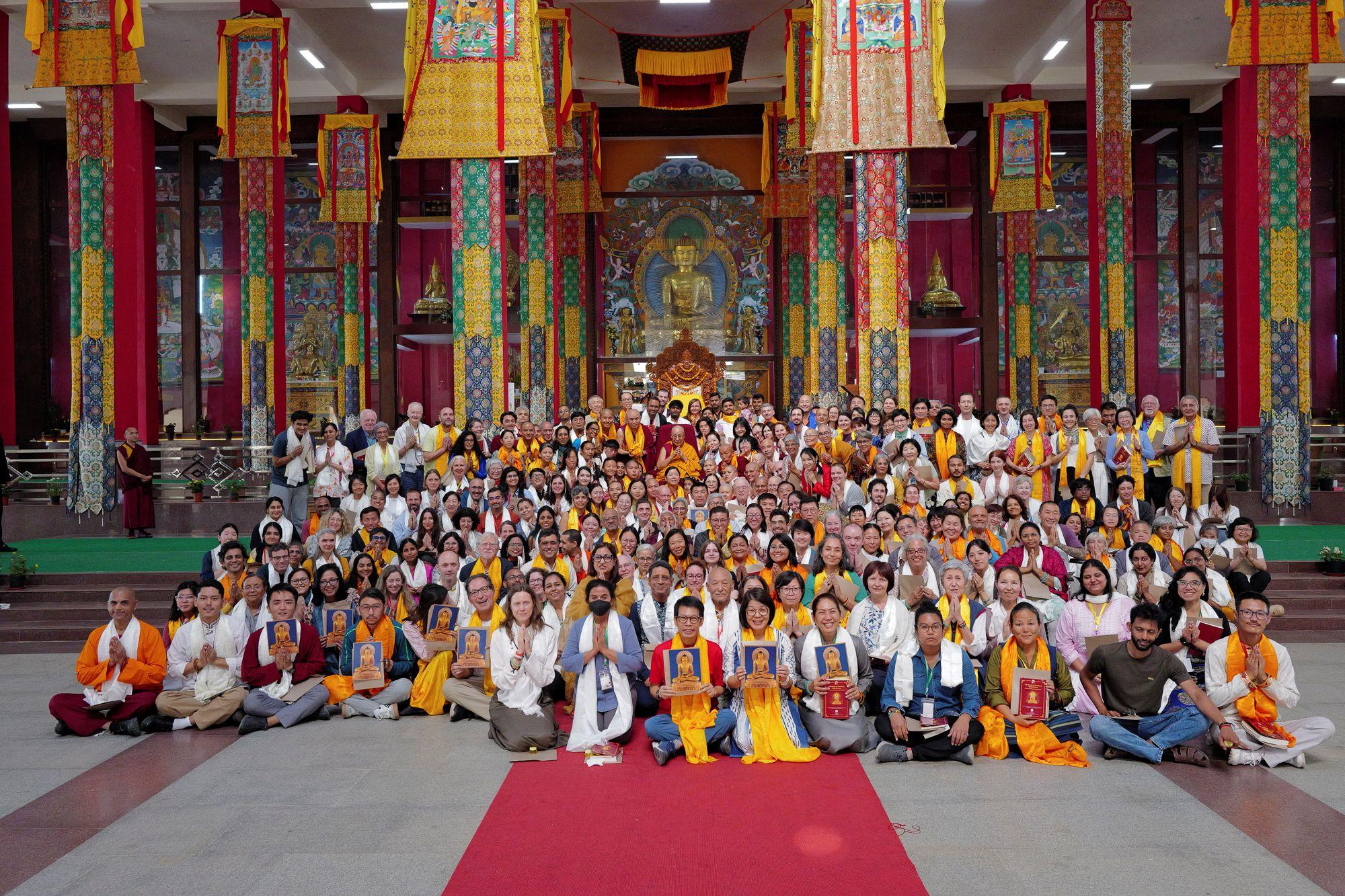 Бэрээвэн Гоман хийдийн мэтгэлцээний талбайд Шинэ Дели дэх Төвөдийн ордны захирал Гэвш Доржэ Дамдул ба 10 хоногинй бясалгалын арга хэмжээнд оролцож буй 237 оюутнууд Дээрхийн гэгээн Далай ламтай зургаа авахуулав. Энэтхэг, Карнатака, Мундгод. 2026 оны 1-р сарын 16. Зургийг: Тэнзин Чойжор.