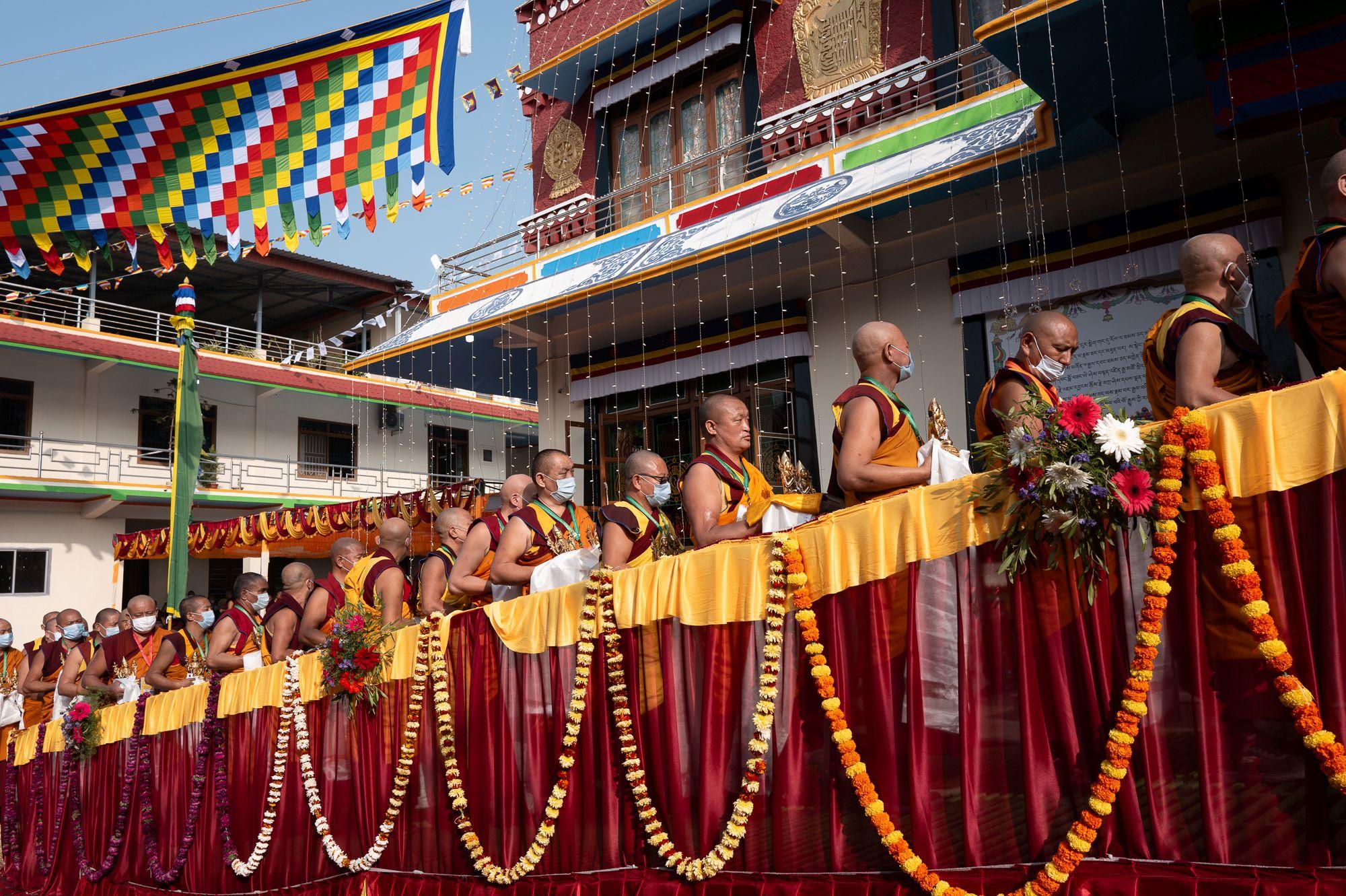 Дээрхийн гэгээн Далай ламд Бат оршил өргөх үеэр Бэрээвэн Лачи хийдийн хурлын танхимын гадна талд лам хуврагууд, ани нар болон өглөгийн эзэд өргөл өргхөөр эгнэн зогссон байгаа нь. Энэтхэг, Карнатака, Мунггод. 2025 оны 12-р сарын 24. Зургийг: Дэнзин Чойжор