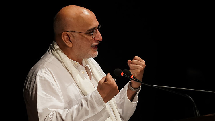 Ражив Мехротра Кала академид “Бүх нийтийн хариуцлагын сан”-гийн нэрийн өмнөөс Наланда судлалын Далай ламын шинэ тэнхимийг дэмжих зорилгоор Гоагийн их сургуультай хамтран ажиллаж байгаа тухайгаа ярьж байгаа нь. Энэтхэг, Гоа. 2019 оны 12-р сарын 11. Зургийг: Лувсан Цэрин.