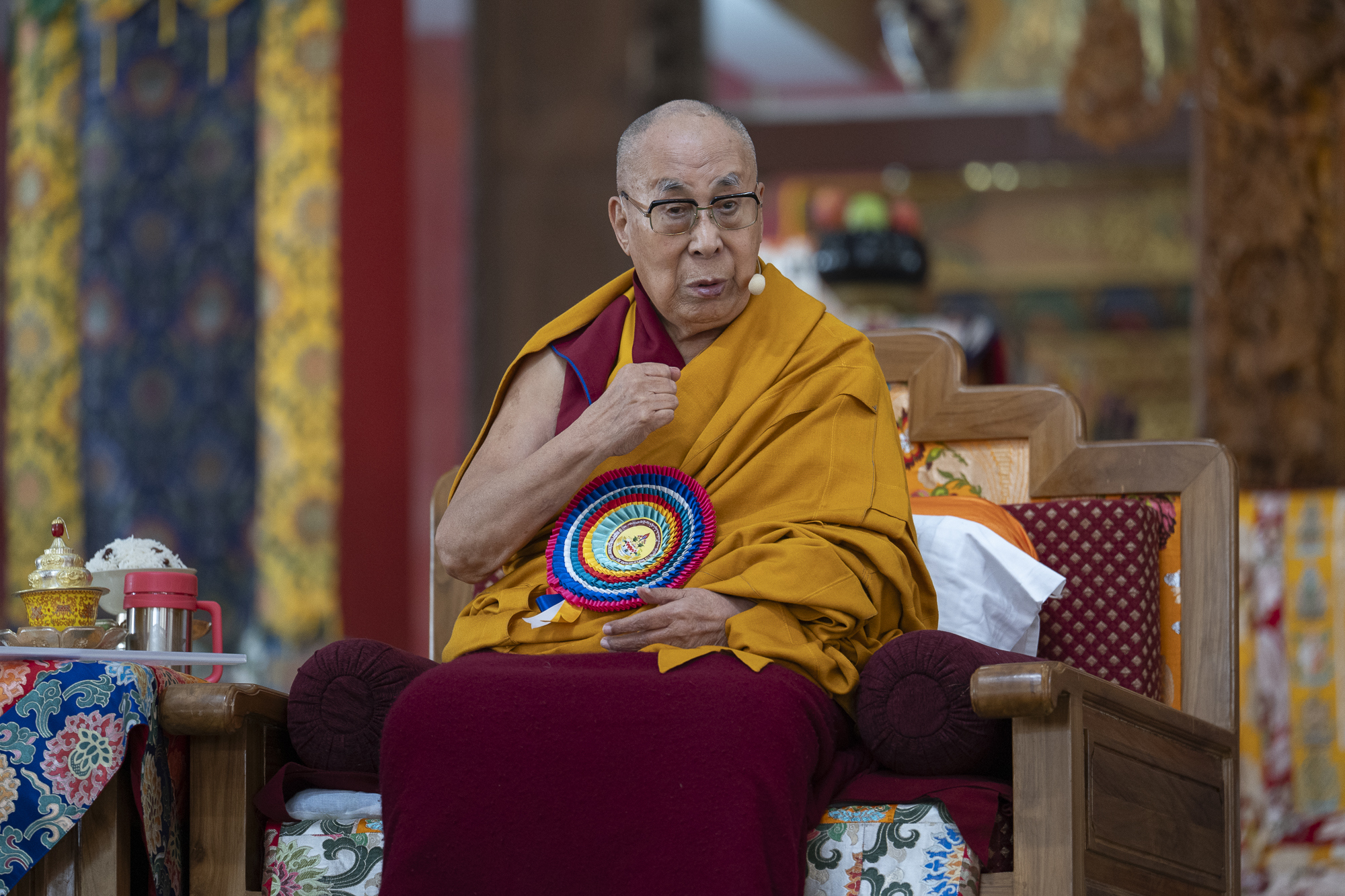 Зураг. Дээрхийн гэгээн Далай лам Бэрээвэн Гомон хийдэд угтан авахаар цугласан олонд хандан үг хэлж буй нь...2025 оны 12 дугаар сарын 12. Зургийг: Гэлэн Замлинноров