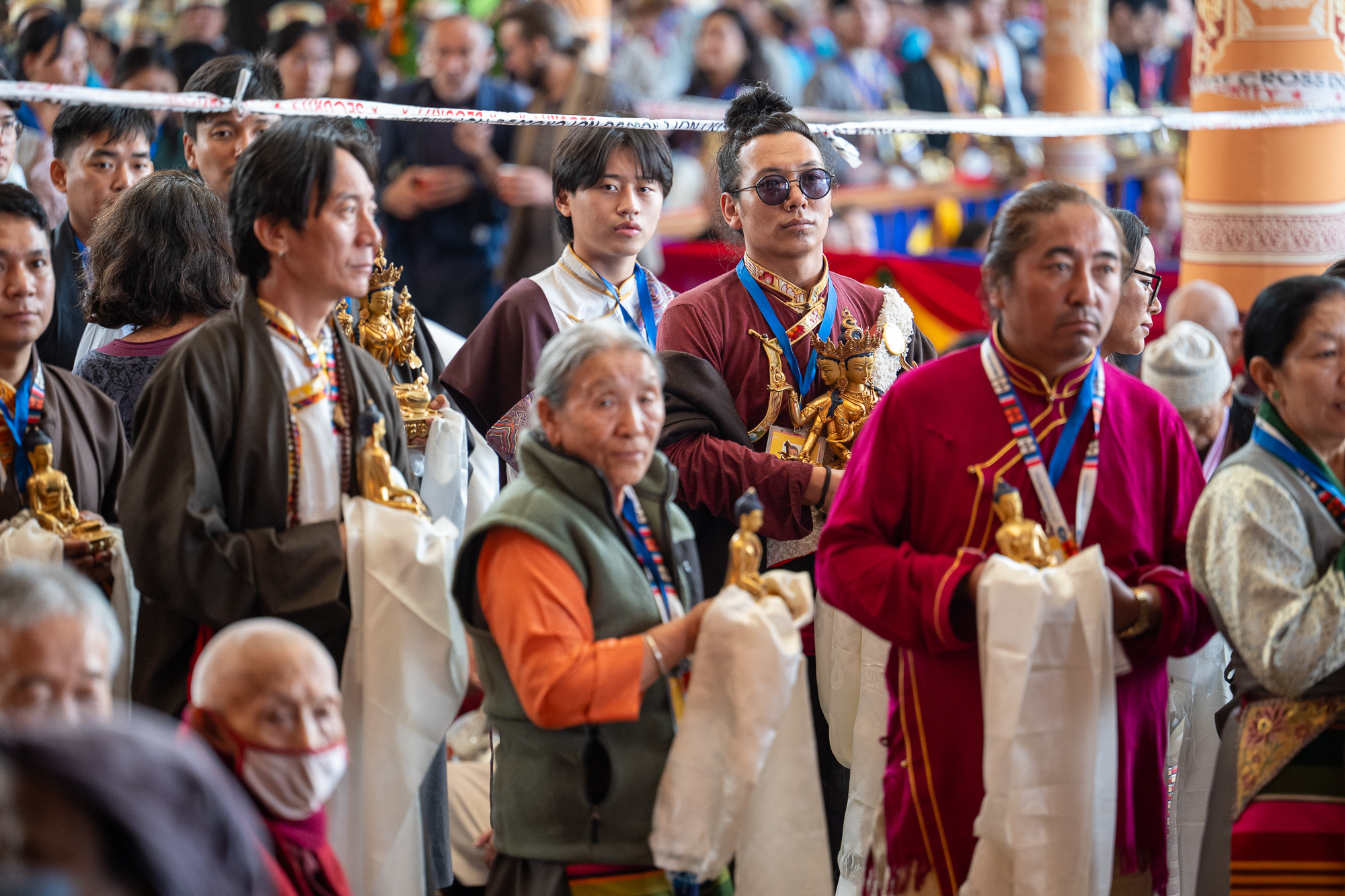 Зураг. Төвөдийн гол дуганд Дээрхийн гэгээн Далай ламд бат оршил өргөх ёслолын үеэр зохион байгуулагчдын төлөөлөгчид өргөл өргөхөөр эгнэн зогсож байна. Энэтхэг, Химачал Прадеш, Дарамсала. 2025 оны 9 дүгээр сарын 10. Зургийг Замлин Норов.