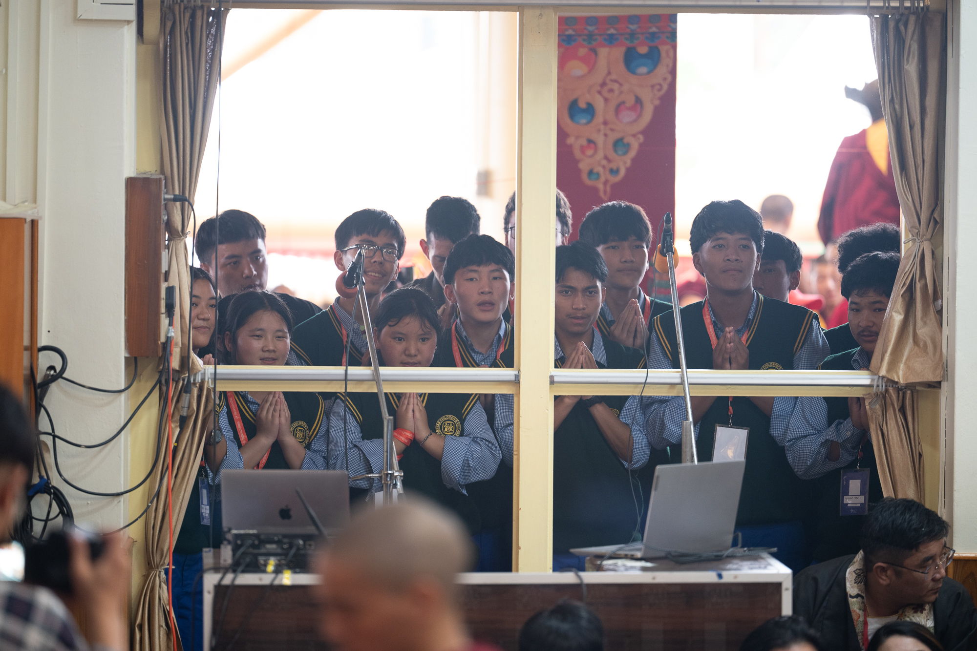 Зураг. Төвөдийн гол дуганд Дээрхийн гэгээн Далай ламд бат оршил өргөх ёслолын үеэр зохион байгуулагчдын төлөөлөгчид өргөл өргөхөөр эгнэн зогсож байна. Энэтхэг, Химачал Прадеш, Дарамсала. 2025 оны 9 дүгээр сарын 10. Зургийг Замлин Норов.