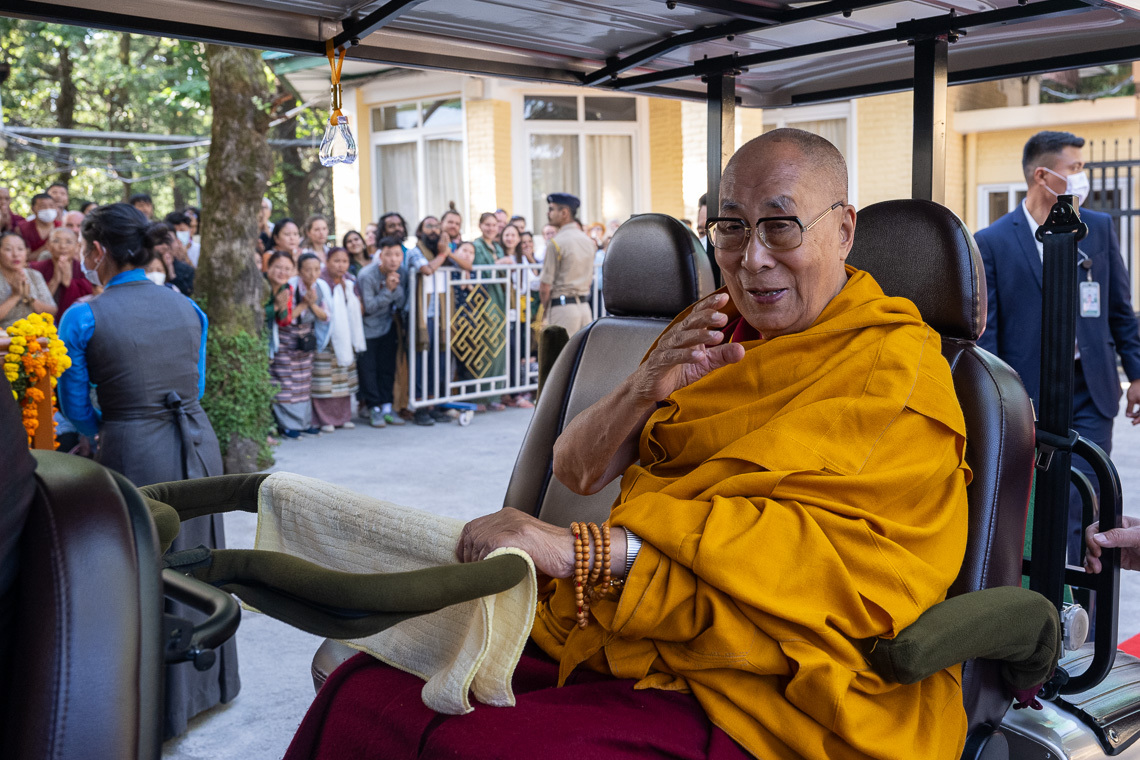 Дээрхийн гэгээн Далай лам  Махагал бурхны эрх авшиг хүртээхээр Зүглэгхан дуганд морилж буй нь ...Энэтхэг, ХП, Дарамсала. 2024 оны 5 дугаар сарын 18. Зургийг Замлин Норбу лам.