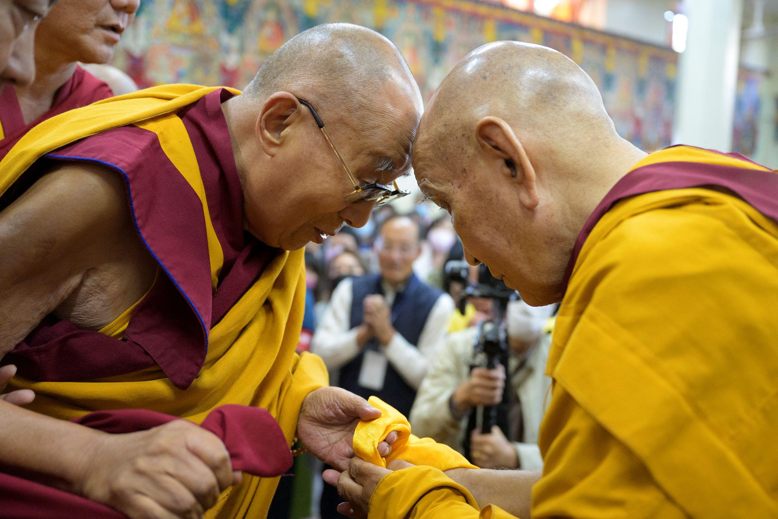 Зураг. Намжал дацангийн Зүглэгхан дуганд ном айлдахаар сэнтийдээ залрахынхаа өмнө Дээрхийн гэгээн Далай лам  Гандан ширээт ламтай халуун дотноор мэндчилж буй нь... Энэтхэг, Химачал Прадеш муж, Дарамсала хот. 2024 оны 9 дүгээр сарын 30. Гэрэл зургийг хүндэт лам Замлинг Норбу.