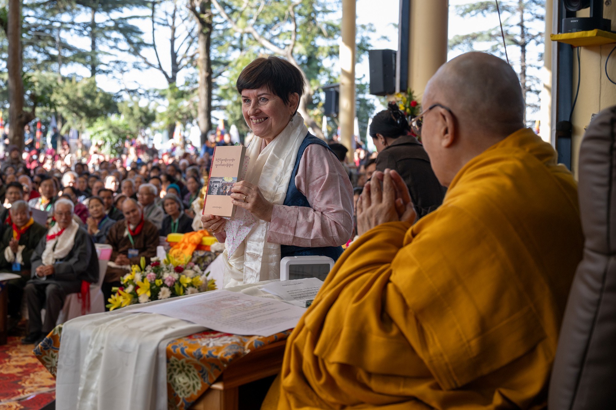 Энэтхэг дэх Чехийн Элчин сайд доктор Элиска Зигова Төвөдийн гол хийдийн талбайд Дээрхийн гэгээн Далай лам Төвөдийн шашин ба төрийн удирдлагыг хүлээн авсны 75 жилийн ойг тэмдэглэх ёслолын арга хэмжээнд үг хэлснийхээ дараа "Төвөдийн түүх ба Дээрхийн гэгээн XIV Далай ламын өв" номын нээлтийг хийж байгаа нь. 2025.11.17. Энэтхэг, Х.П., Дарамсала. Зургийг: Вен Замлин Норбу.