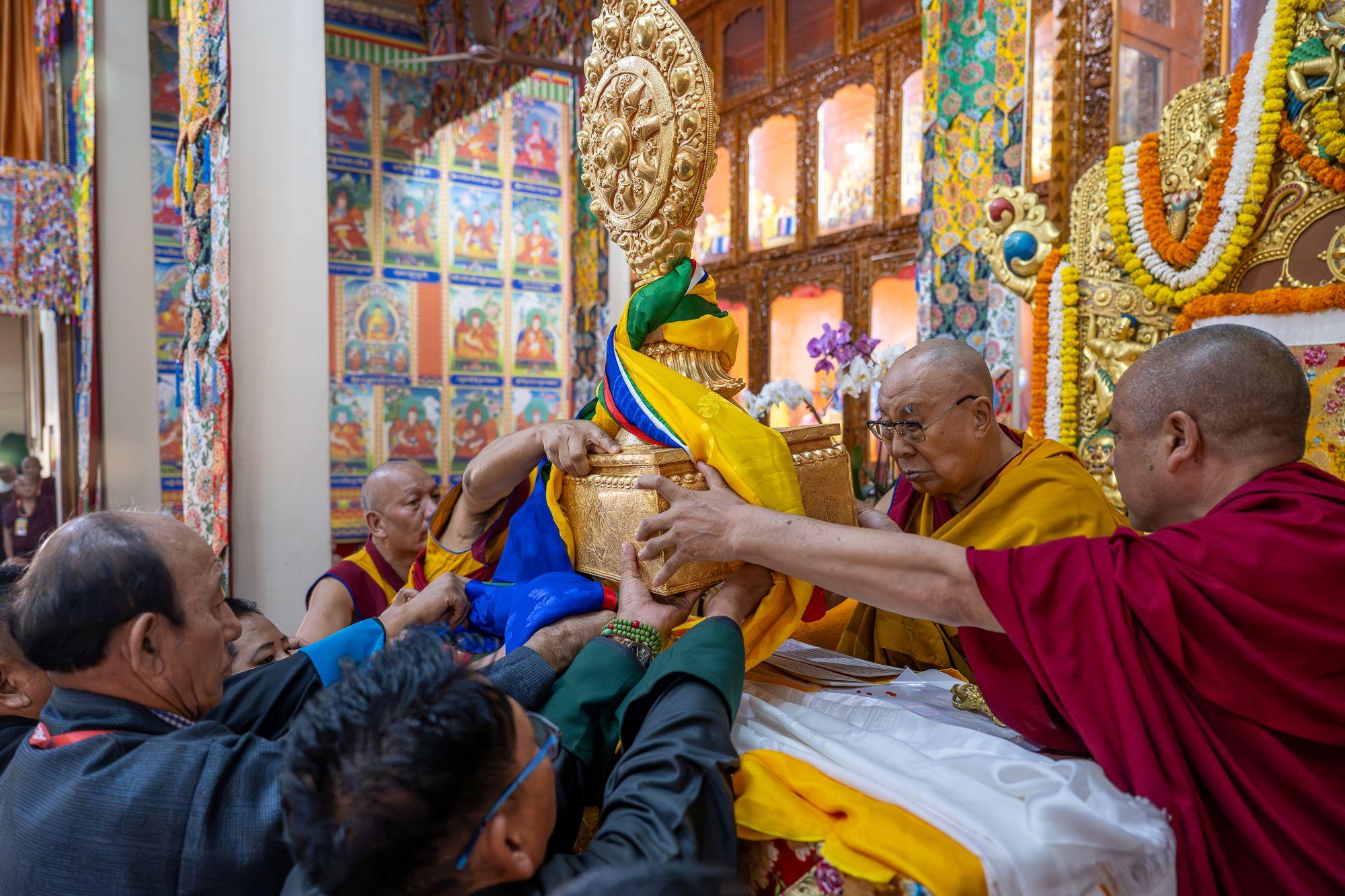 Гандан Лачи хийдэд болсон Бат оршил өргөх ёслолын үеэр Дөгүлингийн төвөд суурингийн төлөөлөгчид Дээрхийн гэгээн Далай ламд Номын хүрд өргөж байгаа нь. Энэтхэг, Карнатака, Мундгод. 2026 оны 1-р сарын 21. Зургийг Дэнзэн Чойжор.