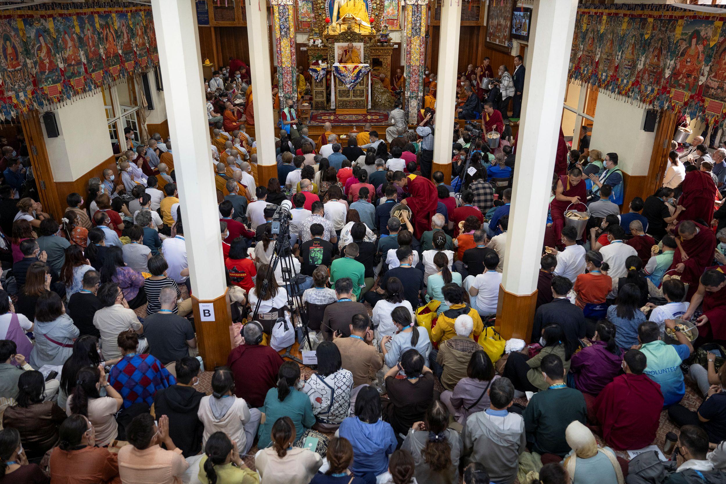 Зураг. Дээрхийн гэгээн Далай ламын Зүүн Өмнөд Азийн буддын шашинтнуудад зориулсан айлдварыг сонсож буй сүсэгтнүүд... Энэтхэг, Химачал Прадеш муж, Дарамсала, Намжал дацан. 2024 оны 9 дүгээр сарын 12. Гэрэл зургийг Замлинг Норбу.