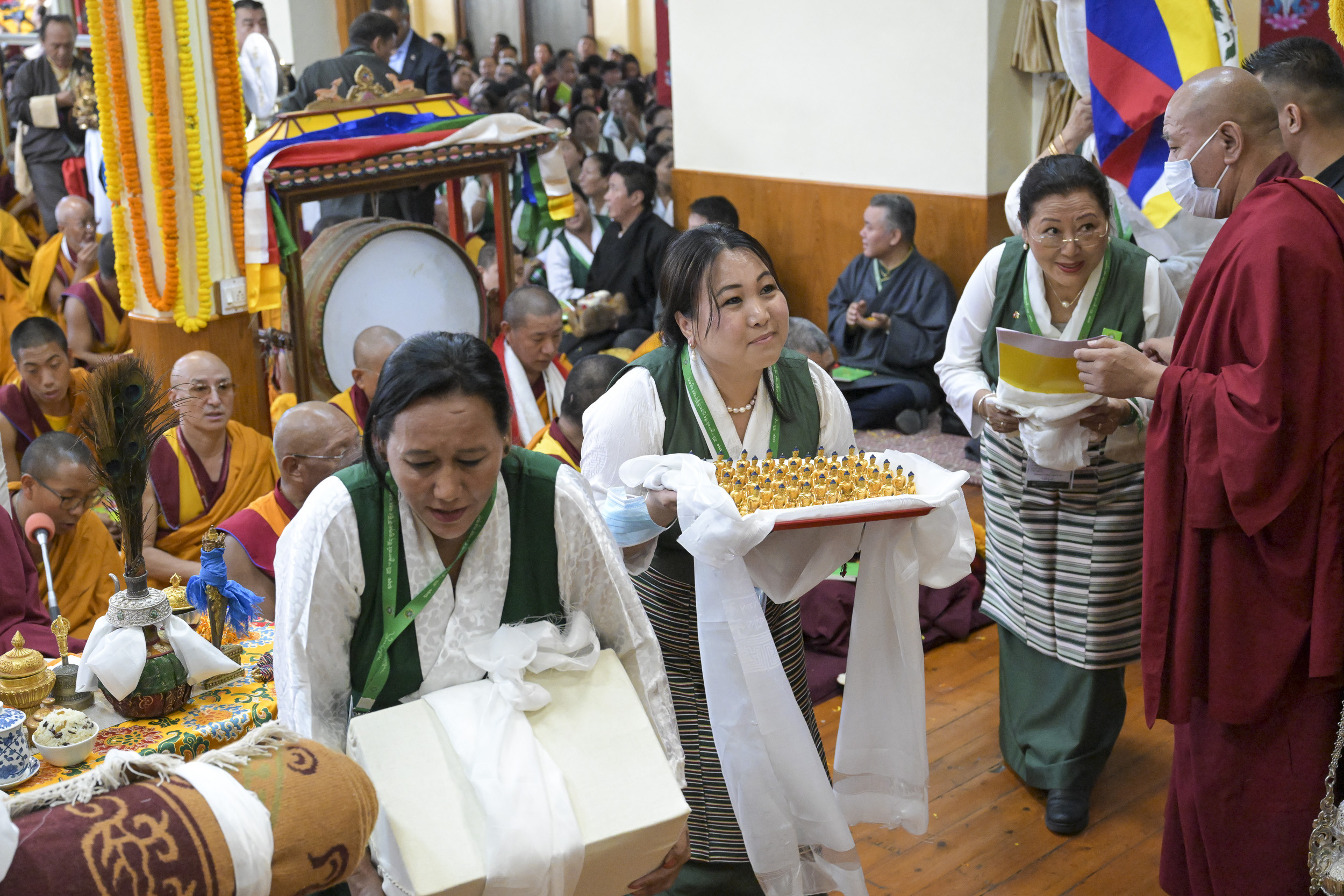 Зураг. Төвөд эмэгтэйчүүдийн холбооны гишүүд Намжал дацангийн Зүглэгхан дуганд болсон бат оршил өргөх ёслолын үеэр Дээрхийн гэгээн Далай ламд өргөл барьж буй нь... Энэтхэг, Химачал Прадеш муж,  Дарамсала хот.  2024 оны 9 дүгээр сарын 18. Гэрэл зургийг Замлинг Норбу.