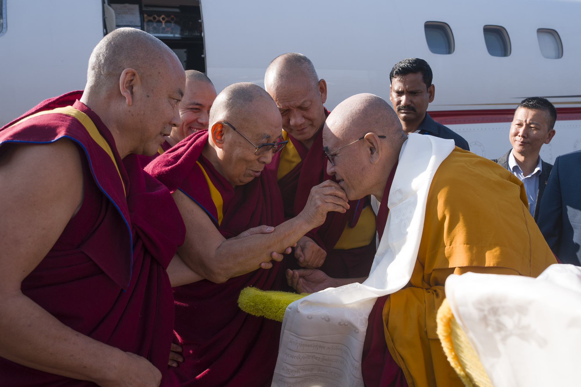 Зураг. Бэрээвэн Гомон хийдийн хамба лам гэвш Жигмэд Жамц Дээрхийн гэгээн Далай ламыг Энэтхэгийн Карнатака мужийн Хубли нисэх онгоцны буудалд угтан авч буй нь... 2025 оны 12 дугаар сарын 12. Зургийг: Тэнзин Чойжор