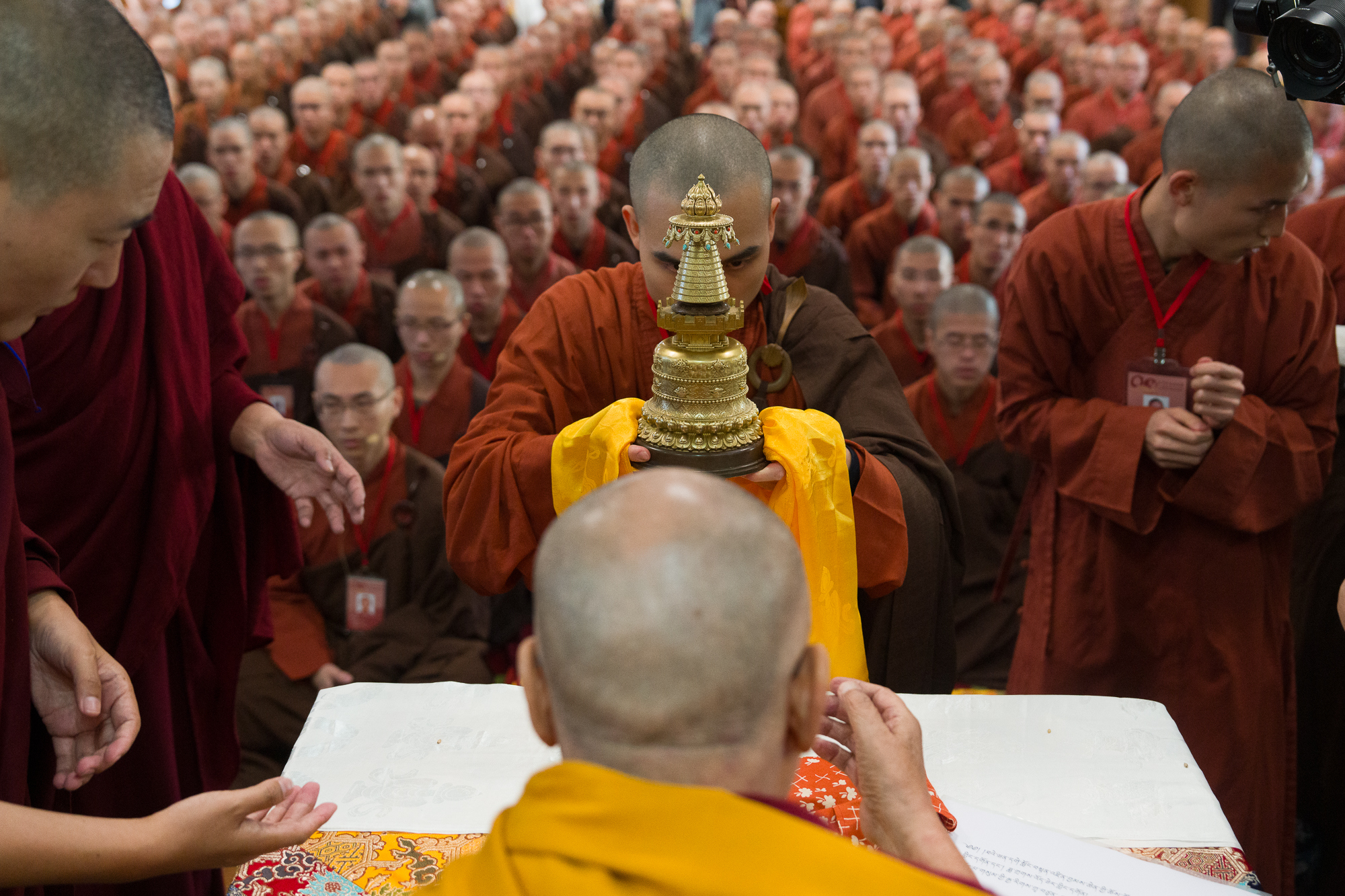 Зураг. Тайваниас ирсэн лам, хуврагийн чуулганы төлөөлөгчид уулзалтын эхэнд Дээрхийн гэгээн Далай ламд уламжлалт өргөл өргөж байна. Энэтхэг, Дарамсала, Дээрхийн гэгээний ажлын албан өрөө. 2025 оны 11 дүгээр сарын 19. Зургийг: Тэнзин Чойжор