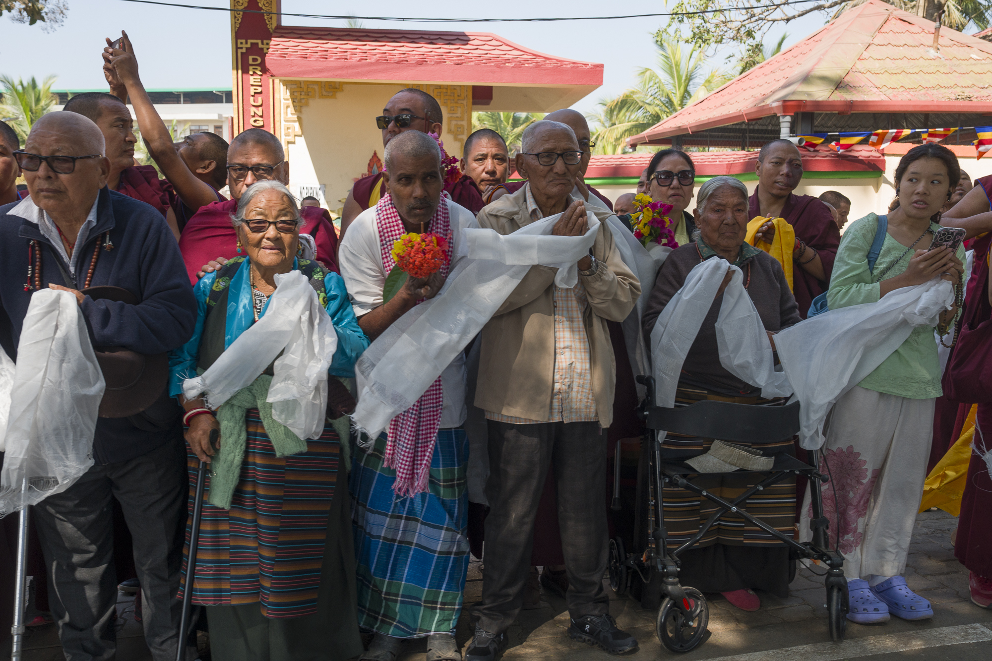 Зураг. Дээрхийн гэгээн Далай ламыг Бэрээвэн хийдэд угтан авч буй зон олон... Энэтхэг, Карнатака, Мундго. 2025 оны 12 дугаар сарын 12. Зургийг: Тэнзин Чойжор