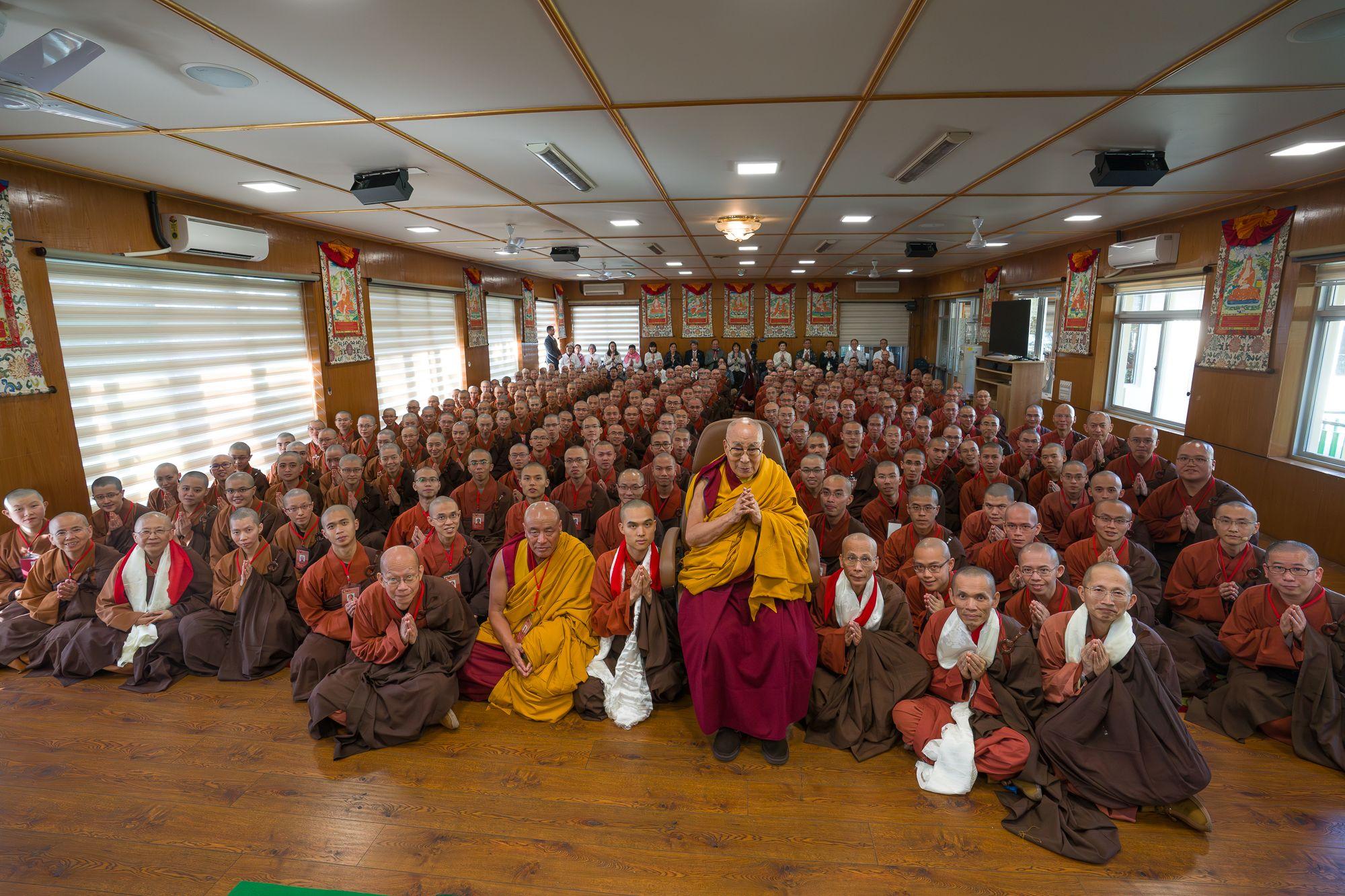 Зураг: Дээрхийн гэгээн Далай лам Тайванийн лам, хуврагуудтай уулзсаны дараагаар хамтдаа дурсгалын зураг татуулж буй нь... Энэтхэг, Дарамсала, Дээрхийн гэгээний ажлын албан өрөө. Зургийг: Тэнзин Чойжор