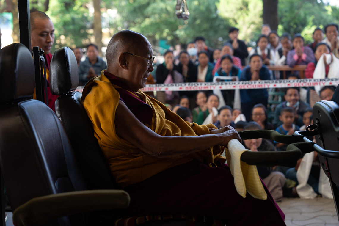 Дээрхийн гэгээн Далай лам маани хөгжөөх хуралд оролцохоор Зүглэгхан дуганд хүрэлцэн ирж буй нь... Энэтхэг, Химачал, Прадеш, Дарамсала.  2024 оны 5 дугаар сарын 11. Зургийг: Дэнзэн Чойжир.