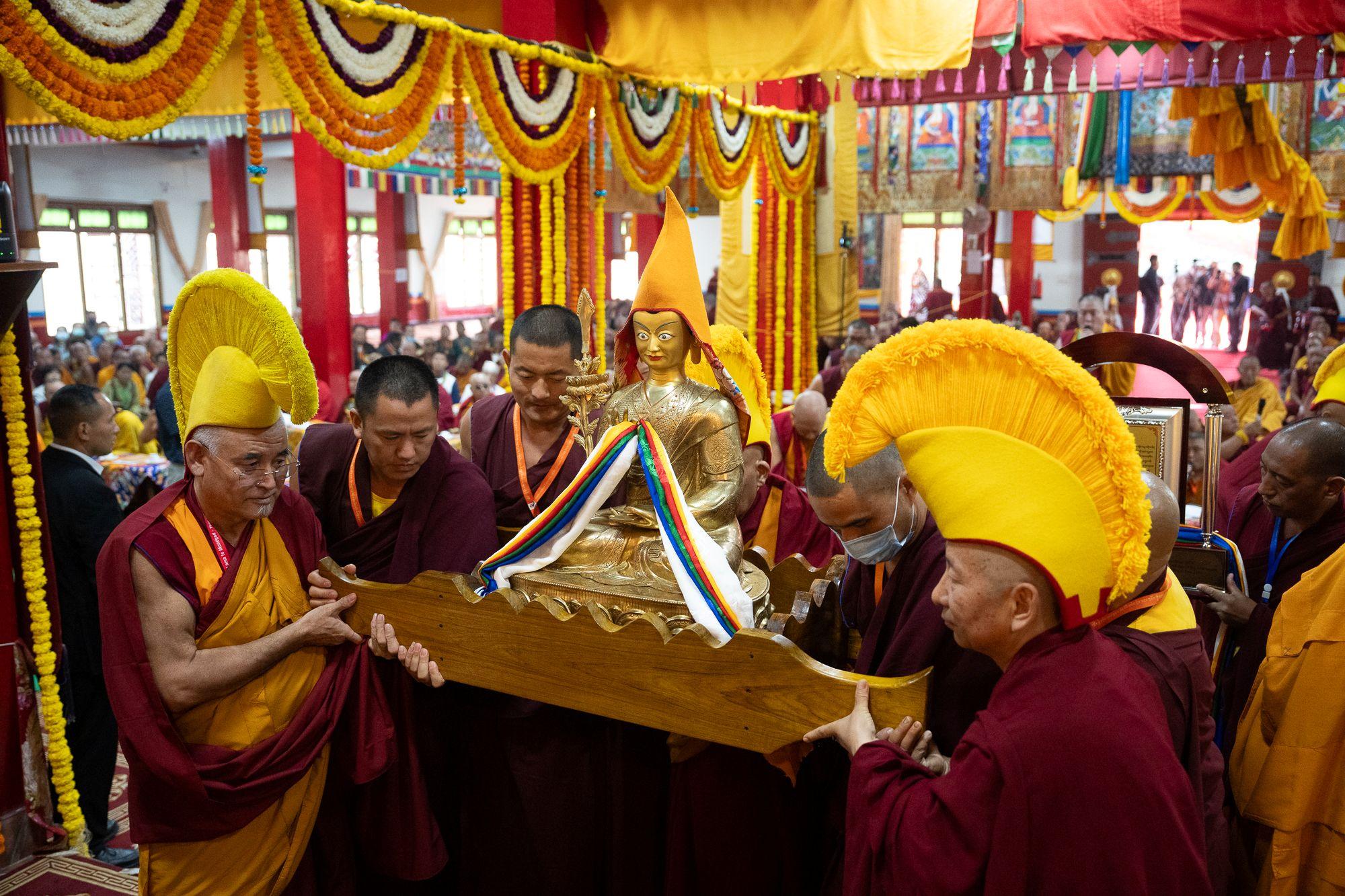 Бэрээвэн Лачи хийдийн хурлын танхимд болсон арга хэмжээний үеэр Бэрээвэн хийдийн нийт лам хуврагуудын зүгээс Дээрхийн гэгээн Далай ламд Жамьян Чойжэгийн шүтээнийг өргөн барьж байгаа нь. Энэтхэг, Карнатака, Мунггод. 2025 оны 12-р сарын 24. Зургийг: Дэнзин Чойжор