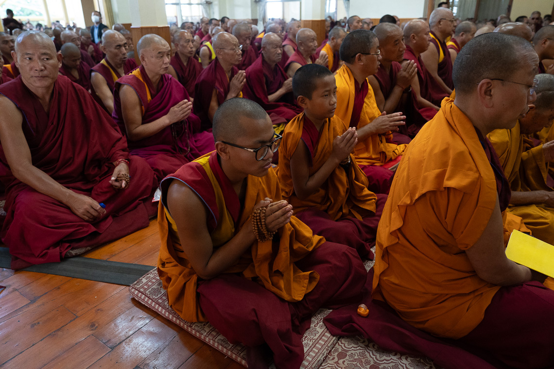 Дээрхийн гэгээн Далай лам хуврагуудын хамт маани хөгжөөх үйлд оролцож буй нь... Энэтхэг, Дарамсала Төв хийд. 2024 оны 5 дугаар сарын 11. Зургийг Дэнзин Чойжир.