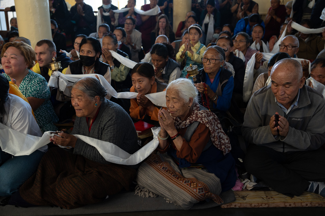 Маани хөгжөөх хурал гадаалсны Төвөд, Гималайн нутгийн иргэд Дээрхийн гэгээн Далай ламд бараалхахаар хүлээж буй нь... Энэтхэг Дарамсала. 2024 оны 5 дугаар сарын 11. Зургийг Дэнзин Чойжир.