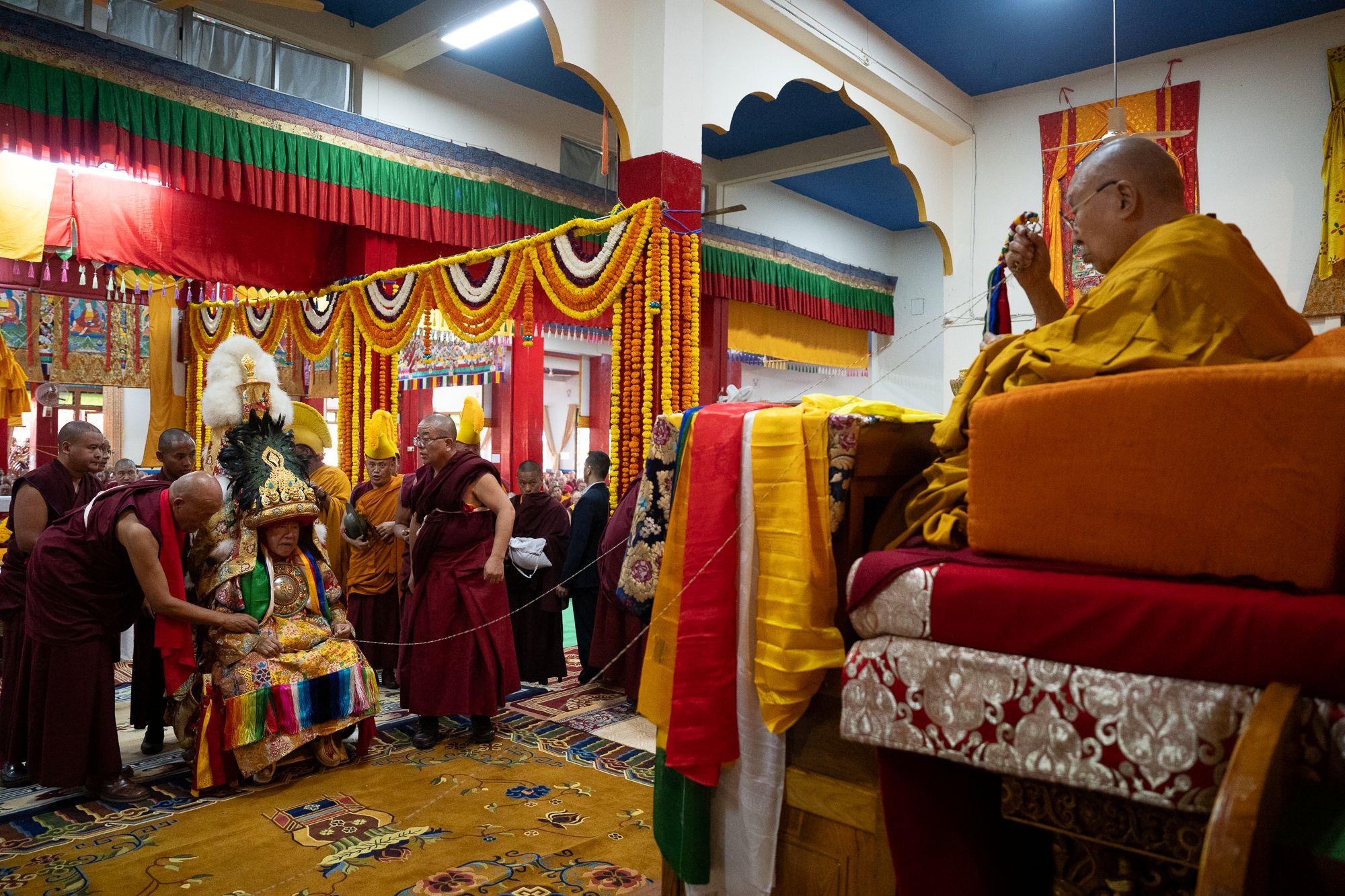 Бэрээвэн Лачи хийдийн хурлын танхимд болсон Дээрхийн гэгээнд бат оршил өргөх ёслолын үеэр Найчүн Чойжин Дээрхийн гэгээн Далай ламын өөдөөс харан заларч байгаа нь. Энэтхэг, Карнатака, Мунггод. 2025 оны 12-р сарын 24. Зургийг: Дэнзин Чойжор