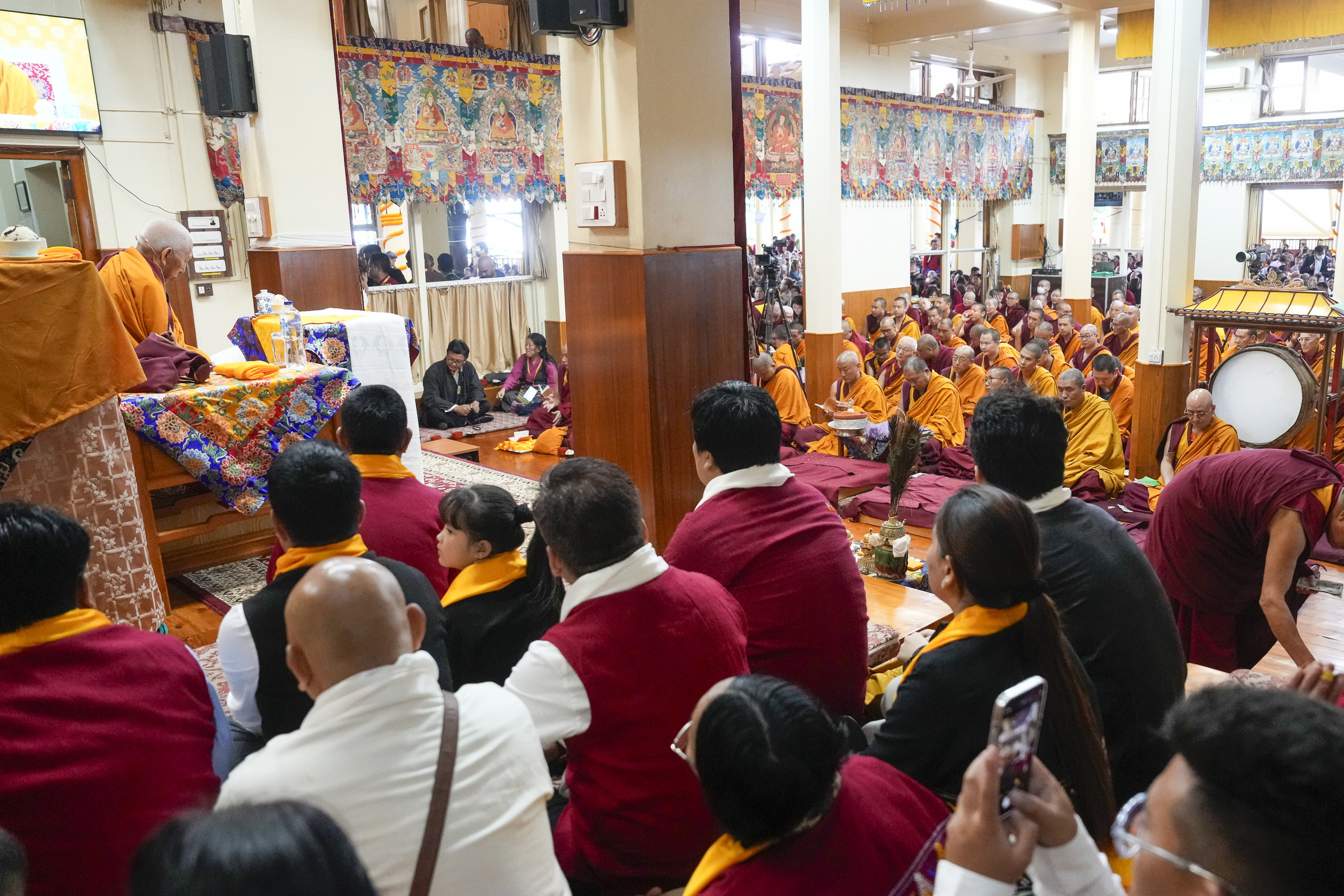 Зураг. Намжал дацангийн Зүглэгхан дуганд хүндэт профессор Самдонг ринбүүчий ном айлдаж буй нь... Энэтхэг, Химачал Прадеш муж, Дарамсала хот. 2024 оны 9 дүгээр сарын 6. Гэрэл зургийг Лувсан Цэрин.