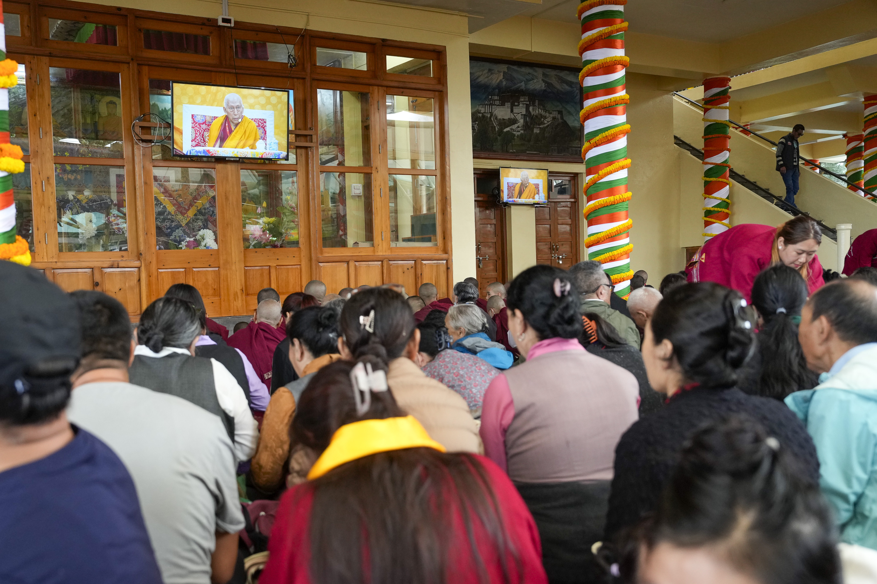 Зураг. Намжал дацангийн Зүглэгхан дуганд хүндэт профессор Самдон ринбүүчийн айлдварыг сонсохоор цугласан сүсэгтэн олон... Энэтхэг, Химачал Прадеш муж, Дарамсала хот. 2024 оны 9 дүгээр сарын 6. Гэрэл зургийг Замлинг Норбү.