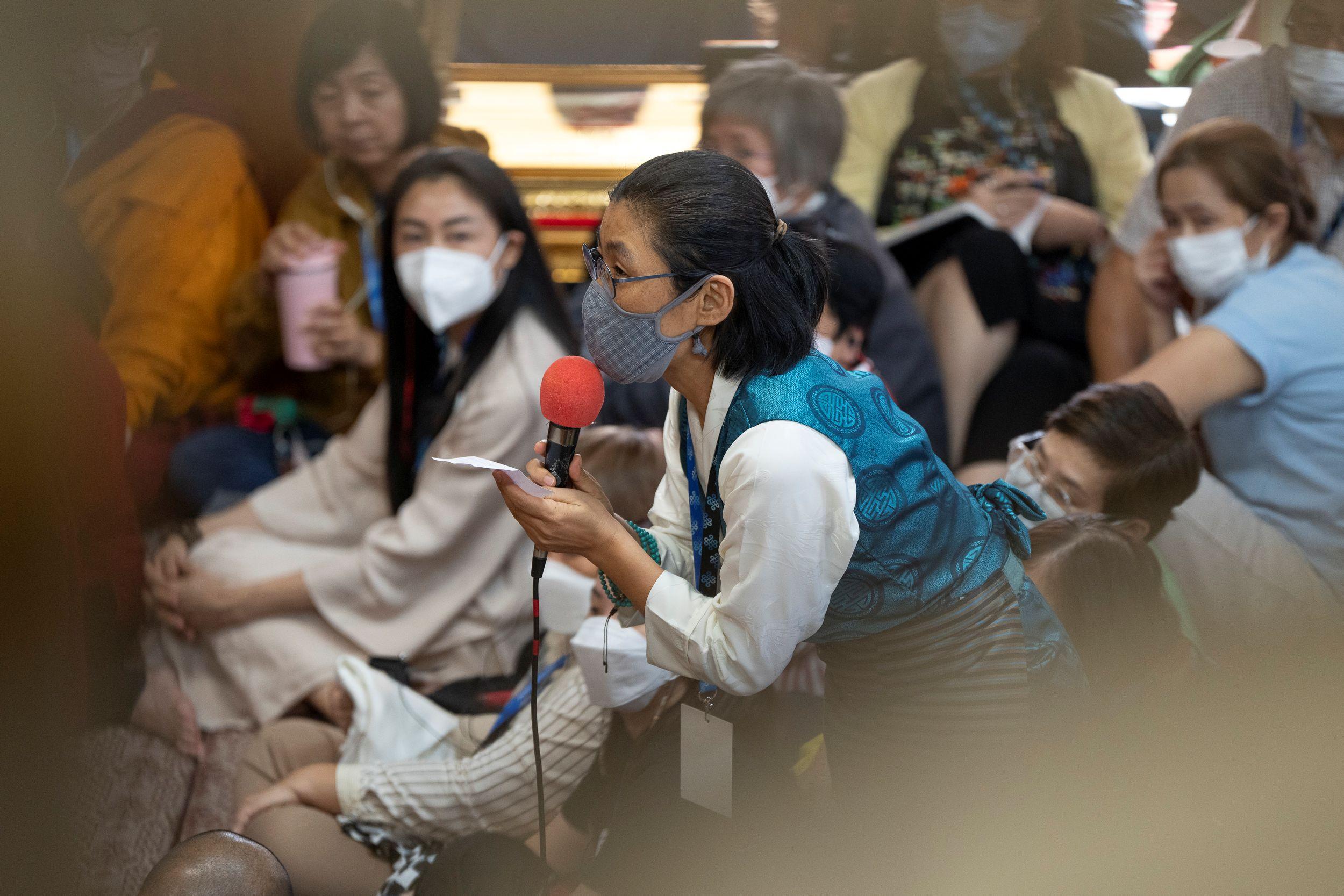 Зураг. Намжал дацангийн Зүглэгхэн дуганд Зүүн Өмнөд Азийн буддистуудад зориулсан номын айлдварын үеэр Дээрхийн гэгээн Далай ламд асуулт тавьж буй эмэгтэй. Энэтхэг, Химачал Прадеш муж, Дарамсала хот. 2024 оны 9 дүгээр сарын 12. Гэрэл зургийг Дэнзин Чойжир.