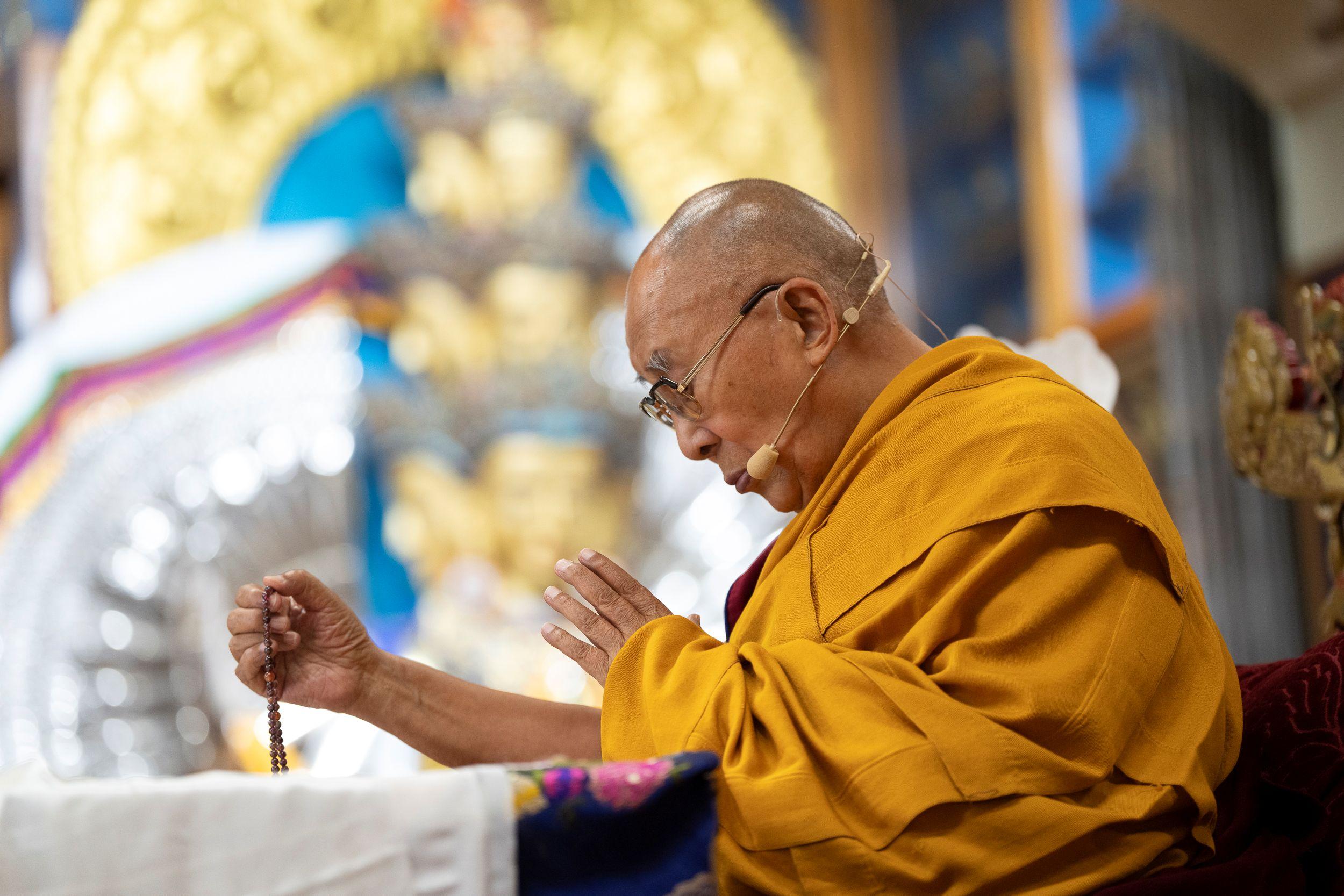 Зураг. Дээрхийн гэгээн Далай лам Намжал дацангийн Зүглэгхан дуганд Зүүн Өмнөд Азийн буддистуудад зориулсан номын айлдварынхаа үеэр Жанрайсиг бурхны зургаан үсэгт Ум мани бадмэ хум тарнийн лүн өгч буй нь... Энэтхэг, Химачал Прадеш муж, Дарамсала хот. 2024 оны 9 дүгээр сарын 12. Гэрэл зургийг Дэнзин Чойжир.