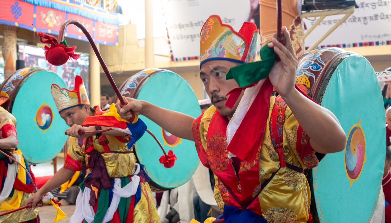 Зураг. Дээрхийн гэгээн Далай ламыг бат оршил өргөх ёслолд оролцохоор Зүглагхан дуганд хүрэлцэн ирэх үеэр Гонгар Чойдэ хийдийн лам нар нуруундаа үүрсэн аварга том хэнгэргүүдийг цохиж байна. Энэтхэг, Химачал Прадеш, Дарамсала. 2025 оны 9 дүгээр сарын 10. Зургийг Тэнзин Чойжор.