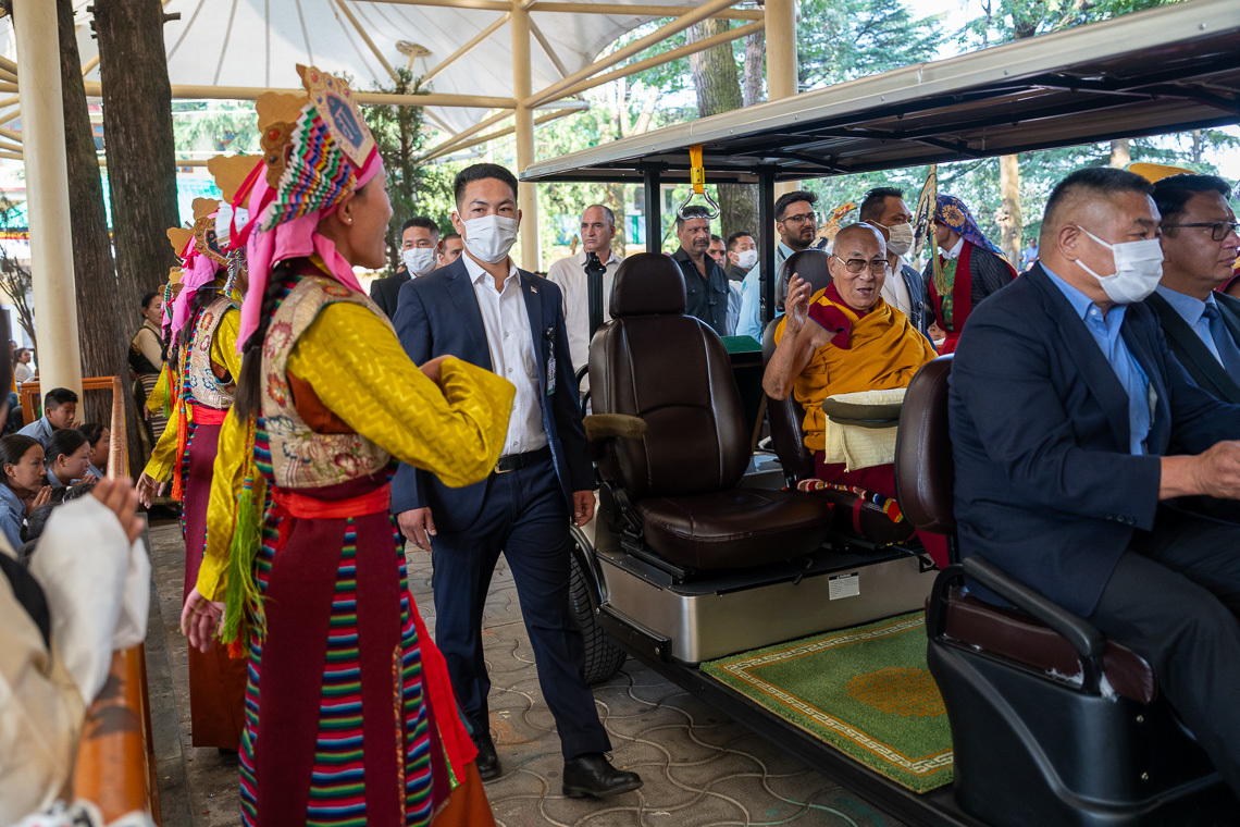 Зураг. Дээрхийн гэгээн Далай лам төвөд залууст ном айлдахаар дуган руу морилох замд нь үндэсний хувцсаар гоёсон бүжигчид дуулж, бүжиглэж буй нь... Энэтхэг, Химачал Прадеш муж, Дарамсала хот, Тэгчин Чойлин. 2024 оны 6 дугаар сарын 3. Зургийг Дэнзин Чойжир.