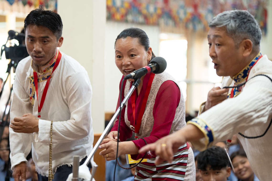 Зураг. Дээрхийн гэгээн Далай ламын төвөд залууст зориулсан номын айлдварын хоёр дахь өдөр буддын шашны насанд хүрэгчдийн анхан шатны ангийнхан мэтгэлцээний ур чадвараа үзүүлж буй нь... Энэтхэг, Химачал Прадеш, Дарамсала. 2024 оны 6 дугаар сарын 4. Зургийг Дэнзин Чойжир.