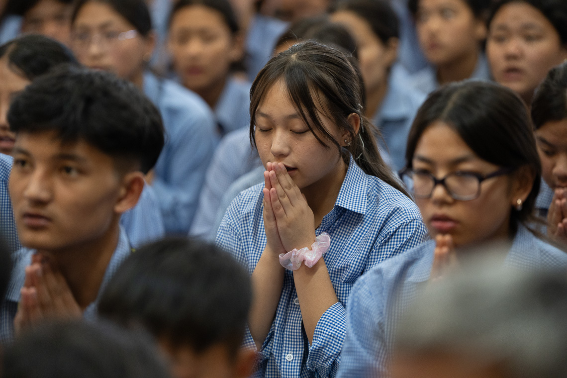 Зураг. Дээрхийн гэгээн төвөд залууст зориулсан номын айлдварынхаа хоёр дахь өдөр бодь сэтгэлийн залбирал уншихад залуус дагаж уншиж буй нь... Энэтхэг,  Химачал Прадеш, Дарамсала. 2024 оны 6 дугаар сарын 4. Зургийг Дэнзин Чойжир
