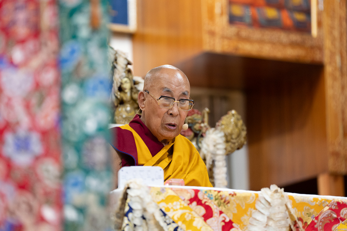 Зураг. Дээрхийн гэгээн төвөд залууст зориулсан номын айлдварынхаа хоёр дахь өдөр цугласан олонд хандан үгээ хэлж буй нь... Энэтхэг, Химачал Прадеш, Дарамсала. 2024 оны 6 дугаар сарын 4. Зургийг Дэнзин Чойжир.