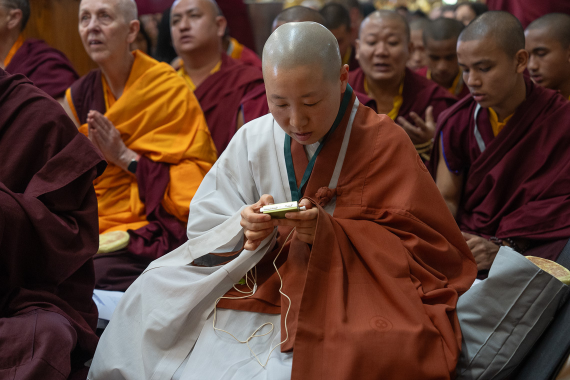 Төвөдийн гол сүм дэх Махгал бурхны авшиг хүртээх ёслолын үеэр Дээрхийн гэгээн Далай ламын айлдварыг FM радиогоор сонсож буй сүсэгтэн. Энэтхэг, ХП, Дарамсала. 2024 оны 5 дугаар сарын 18. Зургийг Дэнзин Чойжир.