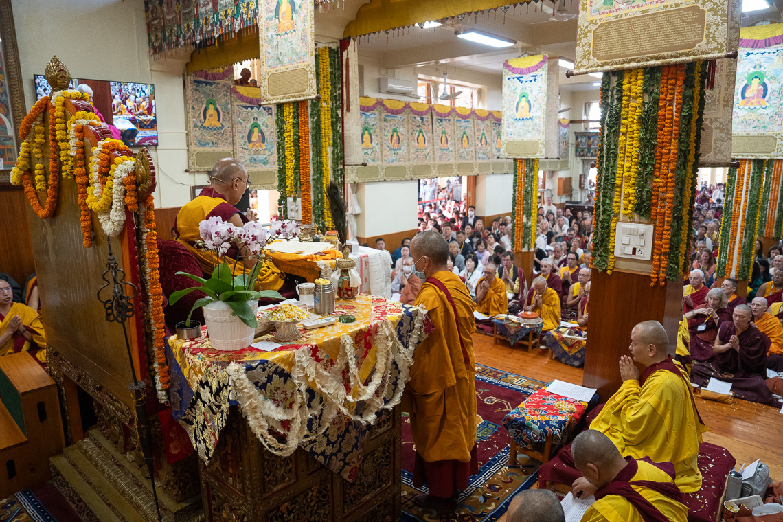 Дээрхийн гэгээн Далай лам Зүглэгхан дуганд Махгал бурхны эрх авшиг хүртээж буй нь... Энэтхэг, ХП, Дарамсала. 2024 оны 5 дугаар сарын 18. Зургийг Дэнзин Чойжир.