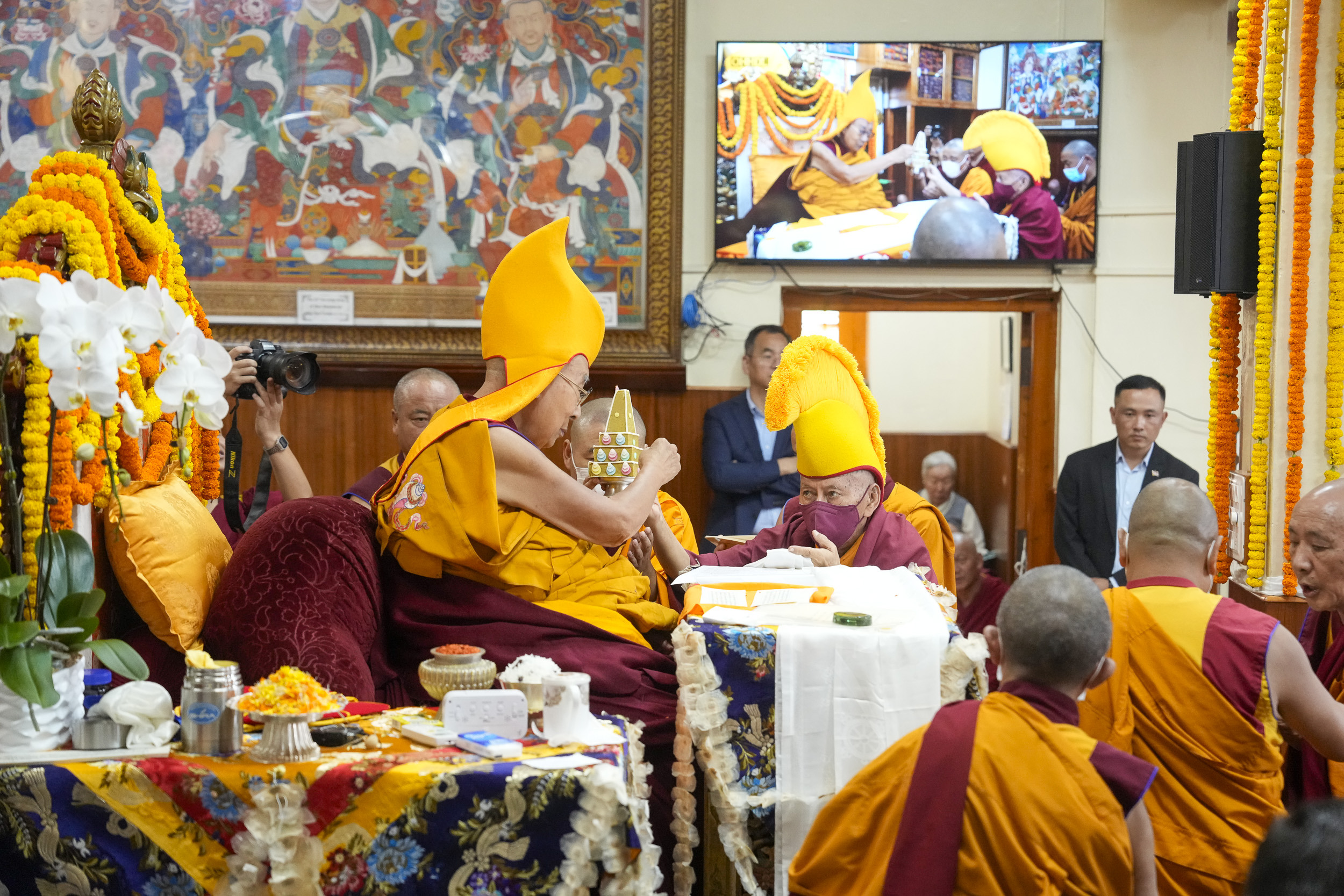 Зураг. Намжал дацангийн Зүглэгхан дуганд болсон бат оршил өргөх ёслолын үеэр  Самдон ринбүүчи Дээрхийн гэгээн Далай ламд өргөл барьж буй нь... Энэтхэг, Химачал Прадеш муж, Дарамсала хот. 2024 оны 9 дүгээр сарын 18. Гэрэл зургийг Дэнзин Чойжир.