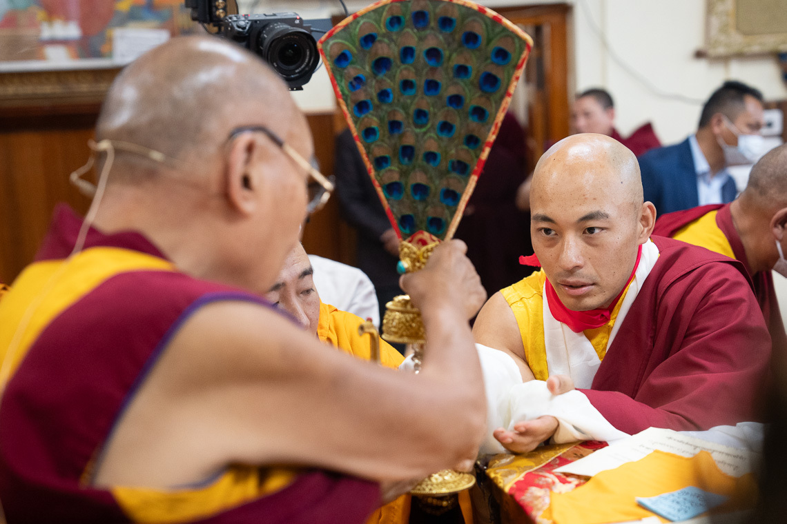 Калу ринбүүчи Зүглэгхан дуганд Махгал бурхны эрх авшгийн өмнө Дээрхийн гэгээн Далай ламд лагшин, зарлиг, тааллын шүтээнийг өргөн буй нь...  Энэтхэг, ХП, Дарамсала. 2024 оны 5 дугаар сарын 18. Зургийг Дэнзин Чойжир.