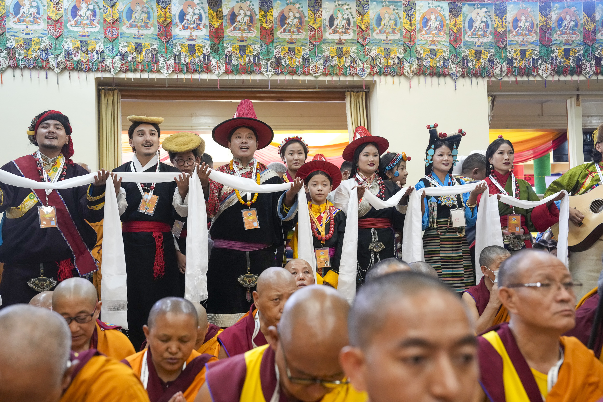 Зураг. Төвөд сүсэгтнүүд Намжал дацангийн Зүглэгхан дуганд болон ёслолын үеэр Дээрхийн гэгээн Далай ламд зориулж зохиосон дууг дуулж буй нь... Энэтхэг,  Химачал Прадеш муж,  Дарамсала хот. 2024 оны 9 дүгээр сарын 18. Гэрэл зургийг Дэнзин Чойжир.