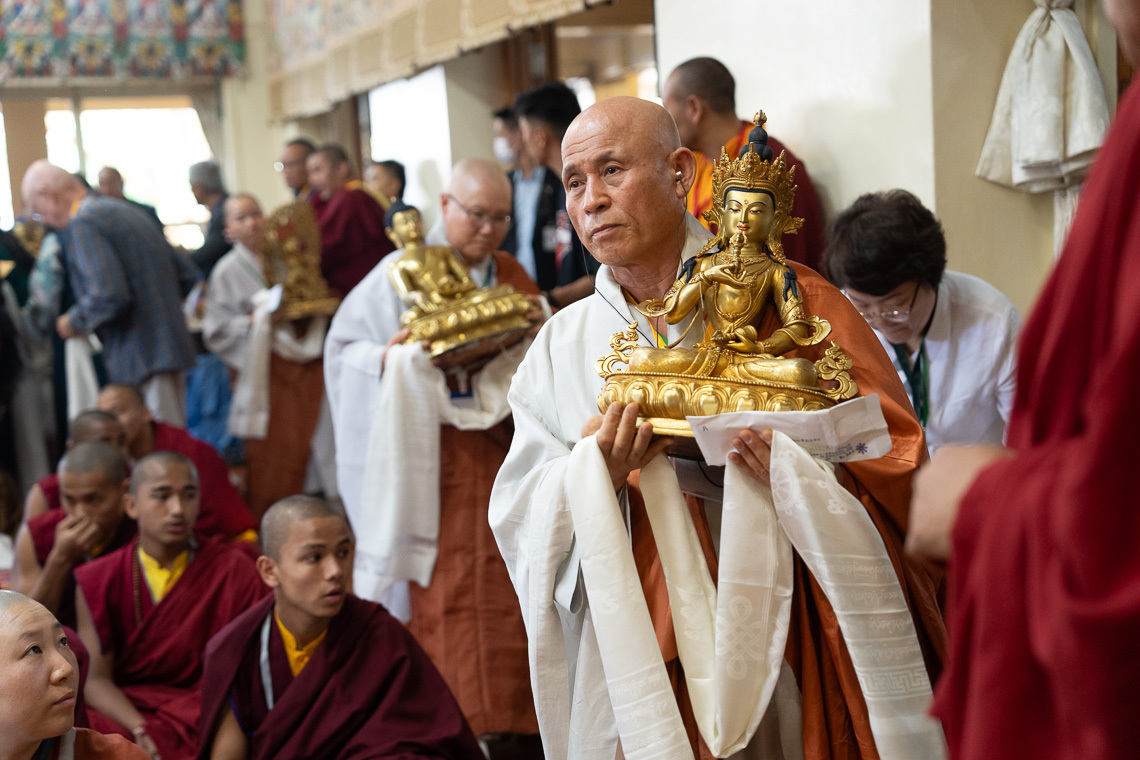 Дээрхийн гэгээн Далай лам Зүглэгхан дуганд Махгал бурхны эрх авшиг хайрласны төгсгөлд сүсэгтэн олон талархлын мандал өргөж буй нь... Энэтхэг, ХП, Дарамсала. 2024 оны 5 дугаар сарын 18. Зургийг Дэнзин Чойжир.