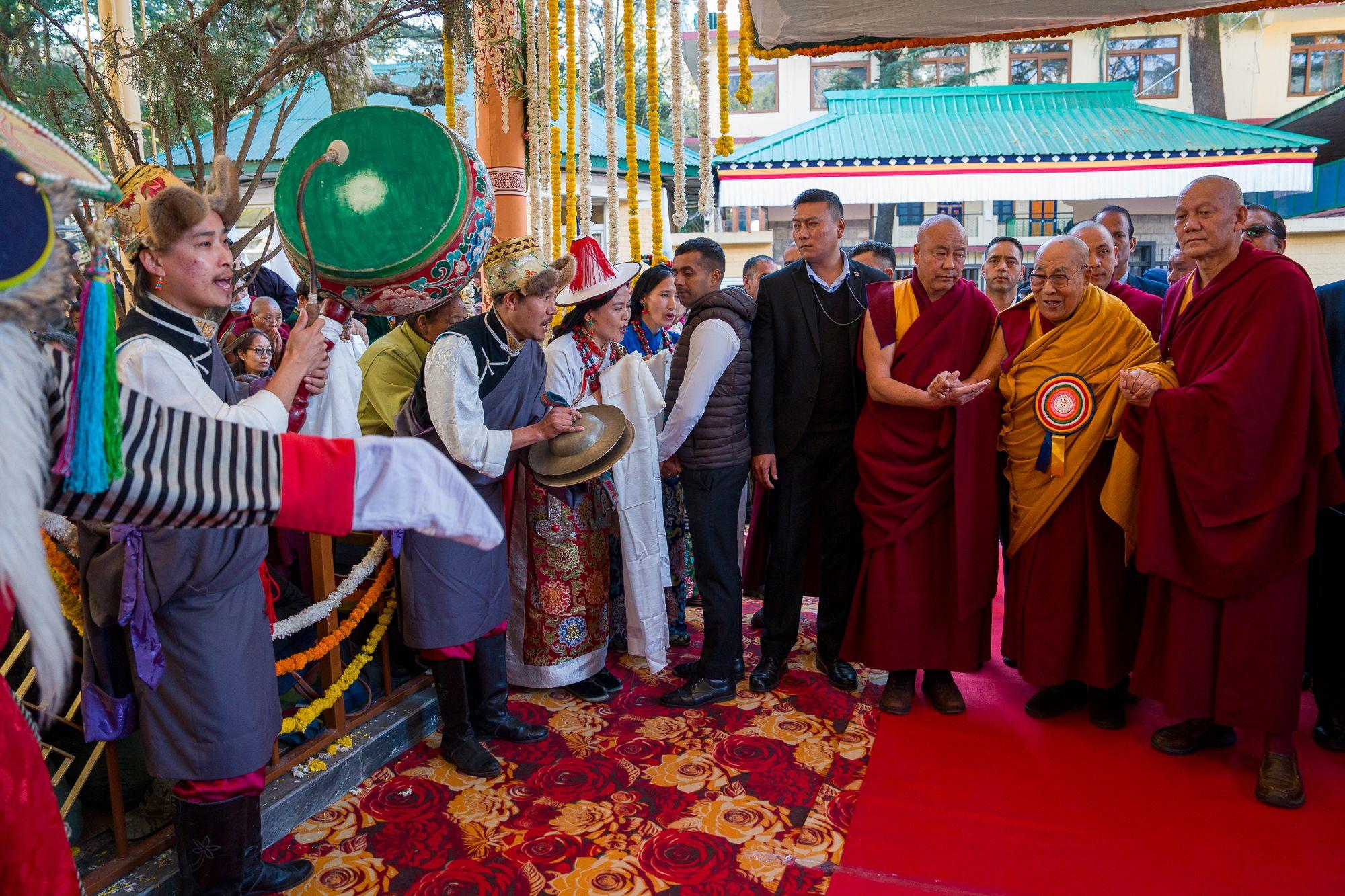 Дээрхийн Гэгээнтэн Далай лам Төвөдийн гол хийдийн талбайд болсон Дээрхийн Гэгээнтэн Далай Ламын Төвөдийн шашин ба төрийн удирдагч болсны 75 жилийн ойн баярт оролцохоор морилон ирж байгаа нь. 2025.11.17. Энэтхэг, Х.П., Дарамсала. Зургийг: Тензин Чойжор.