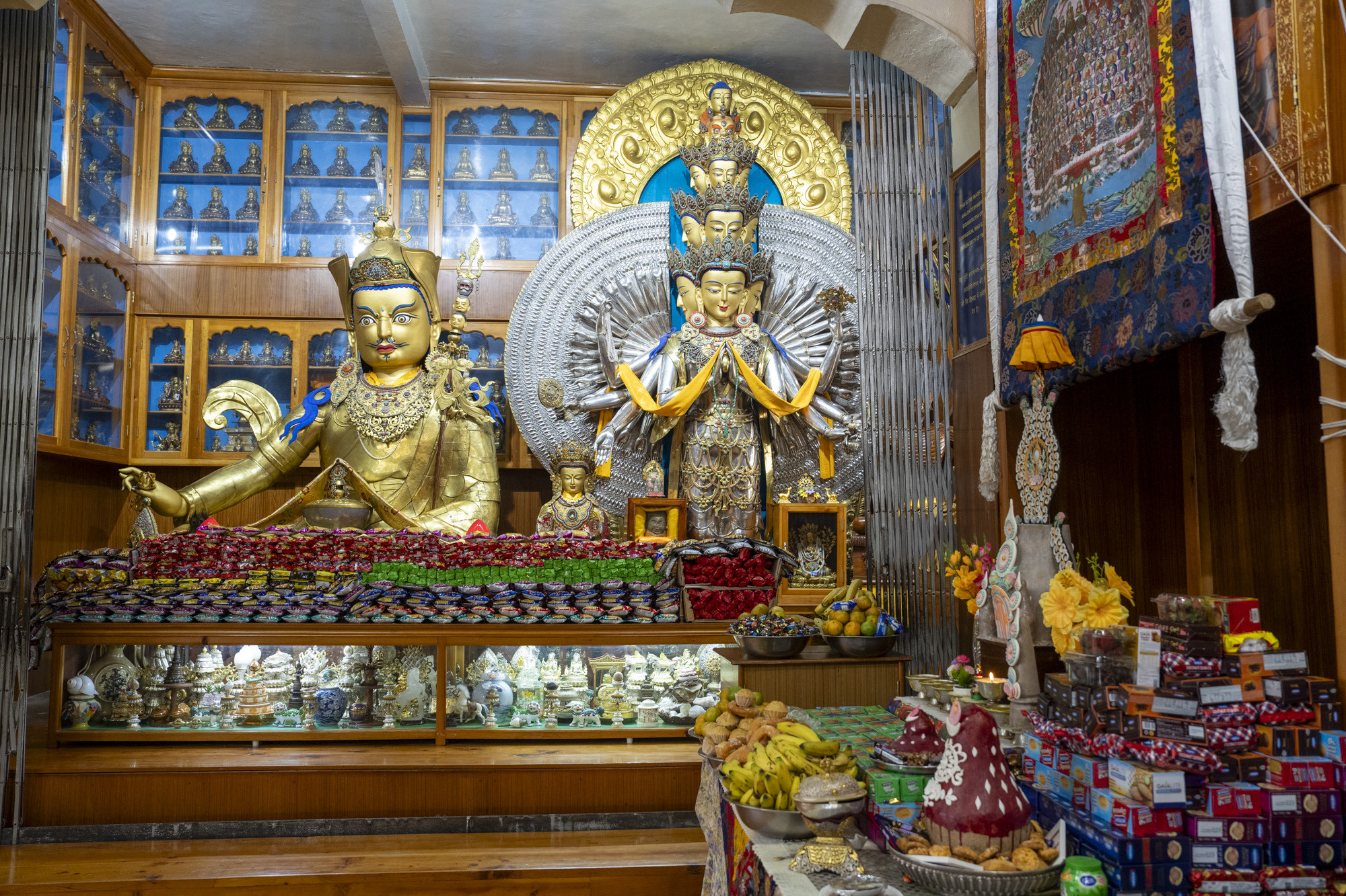 Зураг. Зүглэгхан дуганд Богд Зонховын дүйчэн өдөрт зориулсан хурлын үеэр өргөсөн өргөлүүд... Энэтхэг, Химачал Прадеш муж, Дарамсала хот. 2024 оны 12 дугаар сарын 25. Гэрэл зургийг Дэнзин Чойжир.