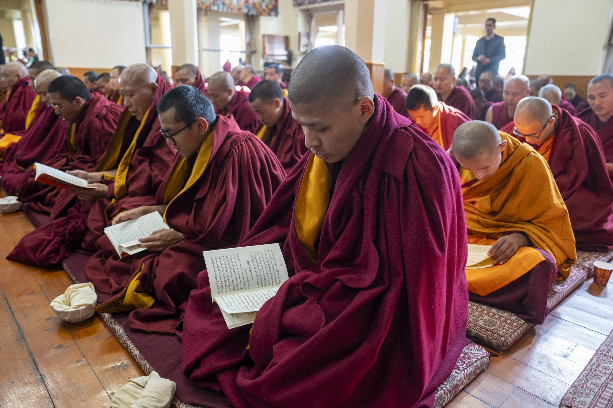 Зураг. Зүглэгхан дуганд Богд Зонховын дүйчэн өдөрт зориулан хурал хурж буй лам нар... Энэтхэг, Химачал Прадеш, Дарамсала. 2024 оны 12 дугаар сарын 25. Гэрэл зургийг Дэнзин Чойжир.