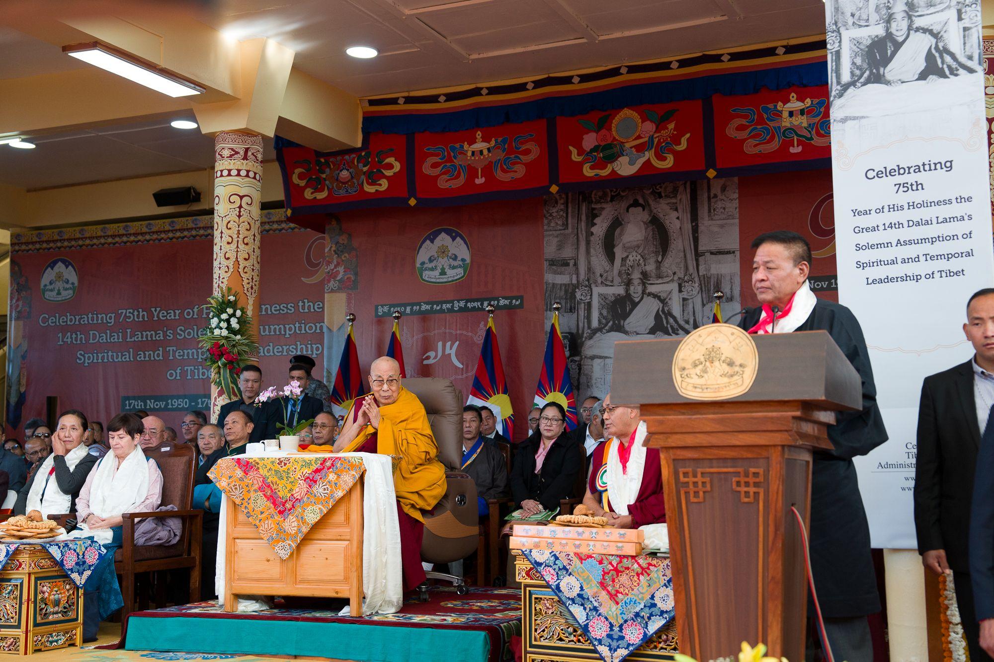 Төвөдийн гол хийдийн талбайд Дээрхийн гэгээн Далай ламын Төвөдийн шашин ба төрийн удирдлагыг хүлээн авсны 75 жилийн ойг тэмдэглэх үеэр Сикёнг Пенпа Цэрин энэхүү үйл явдлыг тохиолдуулан Кашагийн тунхаглалыг уншиж байгаа нь. 2025.11.17. Энэтхэг, Х.П., Дарамсала. Зургийг: Тензин Чойжор.