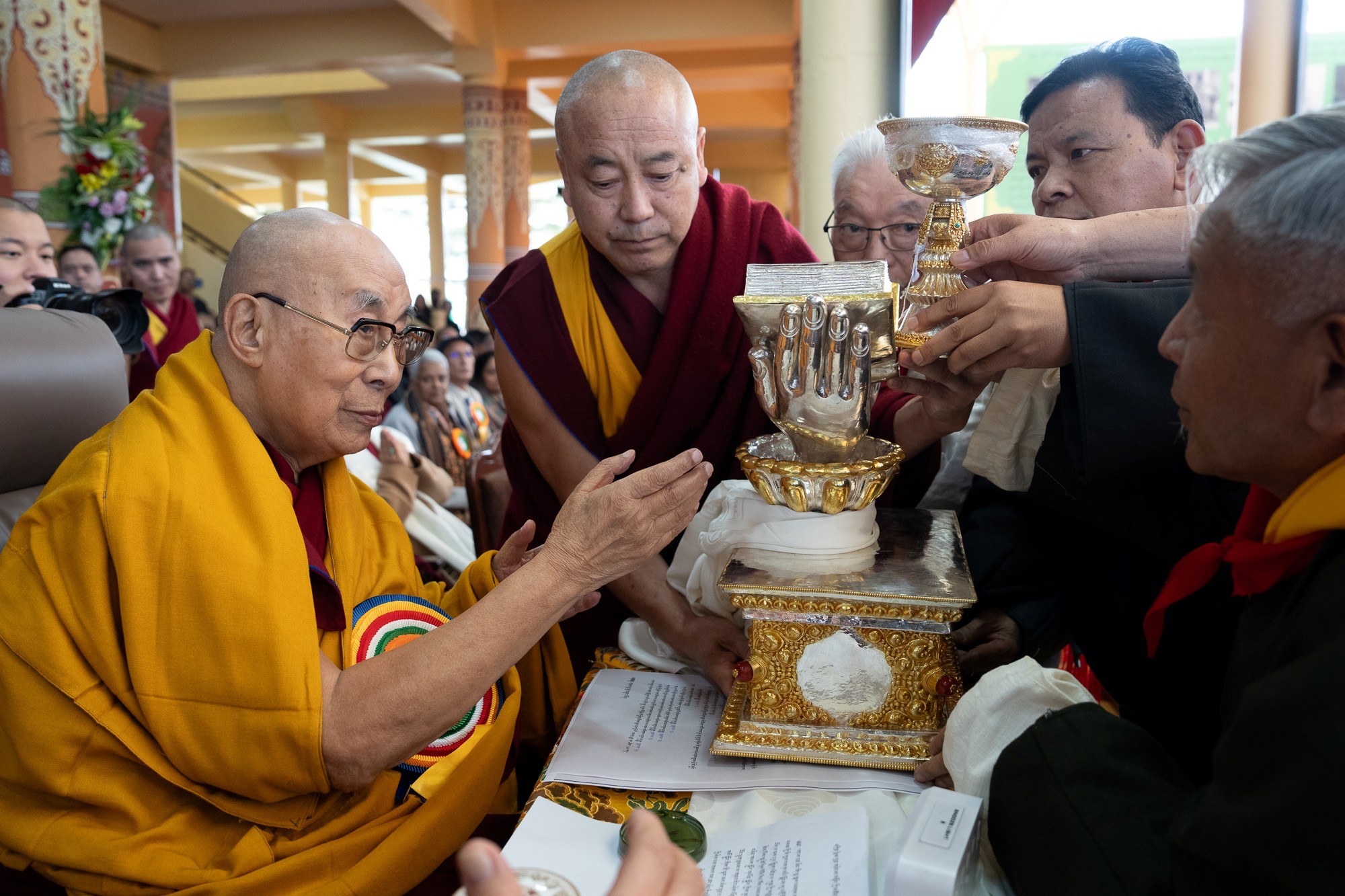 Төвөдийн гол хийдийн талбайд Дээрхийн гэгээн Далай лам Төвөдийн шашин ба төрийн удирдлагыг хүлээн авсны 75 жилийн ойг тэмдэглэх ёслолын үеэр түүнд талархлын дурсгалын зүйлс гардуулж байгаа нь. 2025.11.17. Энэтхэг, Х.П., Дарамсала. Зургийг: Тензин Чойжор.