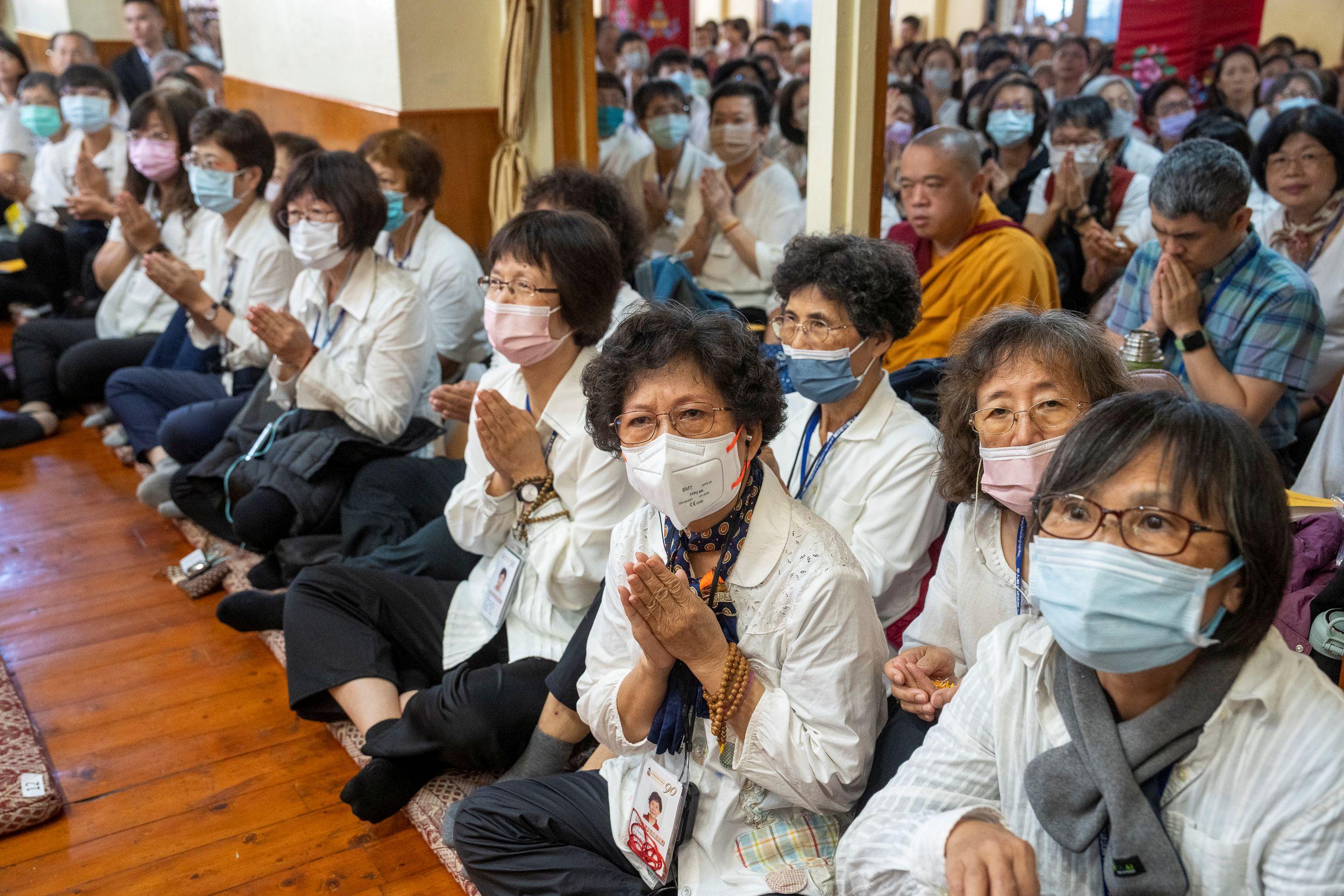 Зураг. Тайваниас ирсэн төлөөлөгчид Намжал дацангийн Зүглэгхан дуганд Дээрхийн гэгээн Далай ламд бат оршил өргөх ёслолд оролцож буй нь ... Энэтхэг, Химачал Прадеш муж, Дарамсала хот. 2024 оны 10 дугаар сарын 1. Гэрэл зургийг Дэнзин Чойжир.