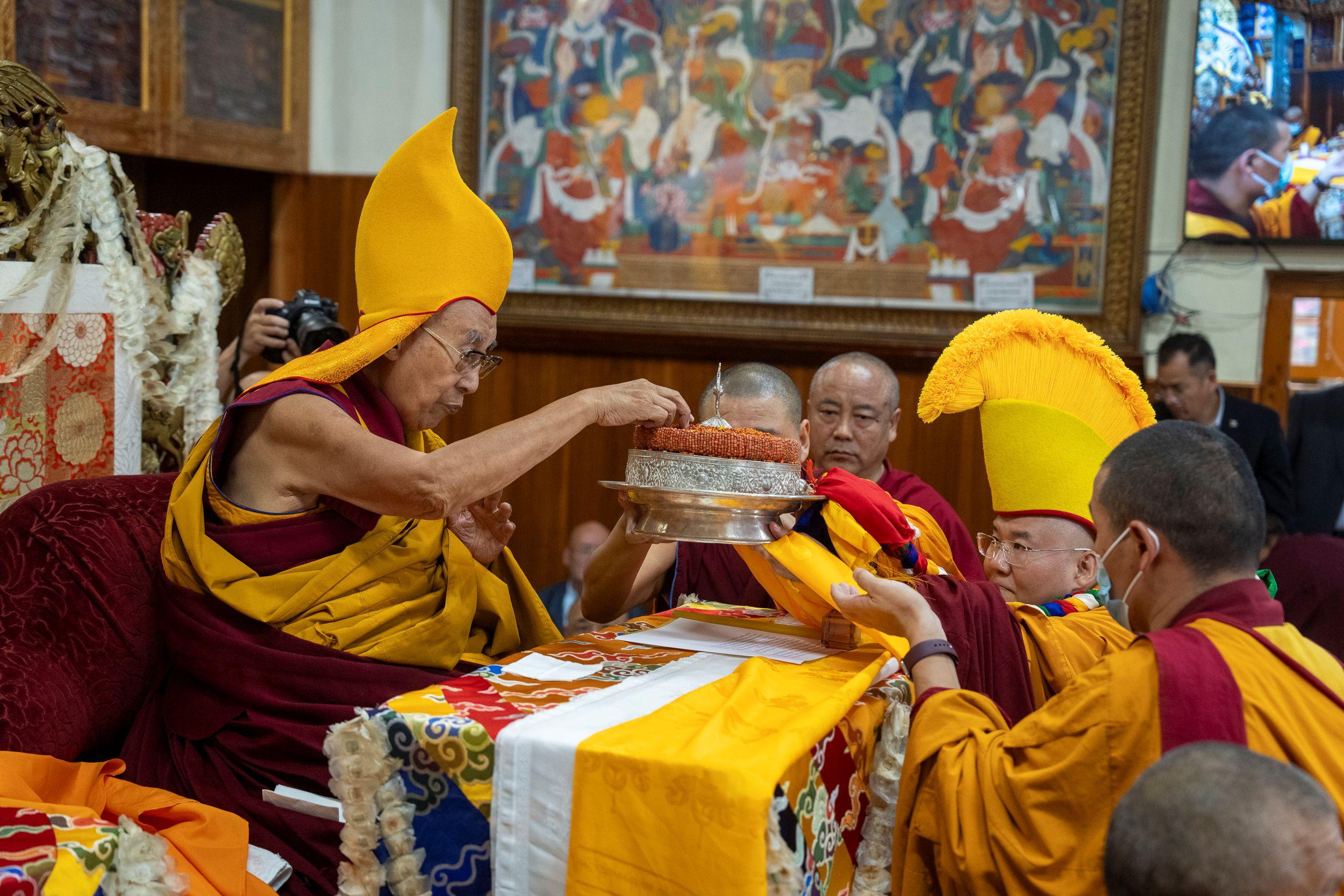 Зураг. Жанжаа ринбүүчи Намжал дацангийн Зүглэгхан дуганд бат оршил өргөх ёслолын үеэр Дээрхийн гэгээн Далай ламд мандал өргөж буй нь... Энэтхэг, Химачал Прадеш, Дарамсала. 2024 оны 10 дугаар сарын 1. Гэрэл зургийг Дэнзин Чойжир.
