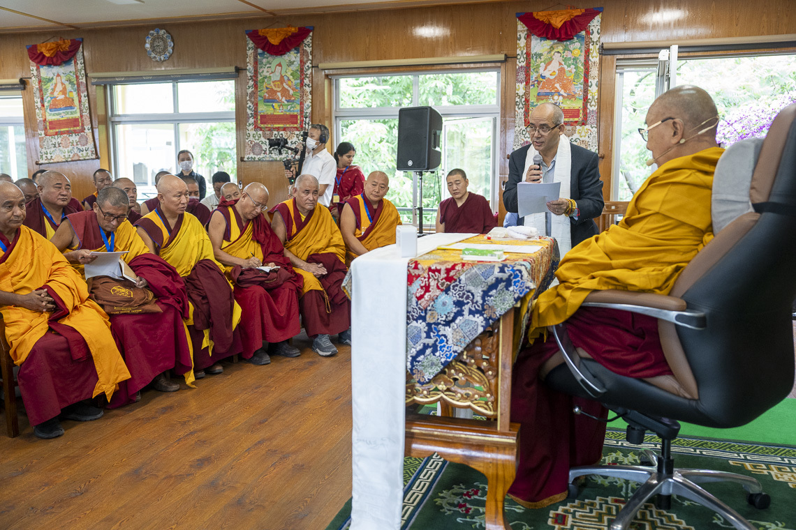 Дээрхийн гэгээн “Төвлөрлийн бясалгалын үр нөлөө” сэдэвт бага хуралд оролцож буй төлөөлөгчдийн хүлээн авч уулзах үеэр Эмори Их Сургуулийн Энэрэх сэтгэлийн сургалт, судалгааны төвийн гүйцэтгэх захирал Тэнзин Нэги уг хөтөлбөрийн талаар эхэлж танилцуулж буй нь... Энэтхэг, Химачал Прадеш, Дарамсала. 2024 оны 5 дугаар сарын 24. Зургийг: Тэнзин Чойжор.