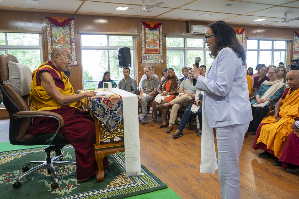 Дээрхийн гэгээн Эмори Их Сургууль, Далай ламын итгэлцлийн сангаас хамтран зохион байгуулж буй “Төвлөрлийн бясалгалын үр нөлөө” сэдэвт бага хурлын оролцогчдыг хүлээн авч уулзах үеэр тус сургуулийн Хүмүүнлэгийн ухаан, шинжлэх ухааны коллежийн эрхлэгч Барбара Краутхаммер түүний алсын хараа, энэрэнгүй сэтгэлд талархаж явдгаа илэрхийлж байгаа нь... Энэтхэг, Химачал Прадеш, Дарамсала. 2024 оны 5 дугаар сарын 24. Зургийг: Тэнзин Чойжор.